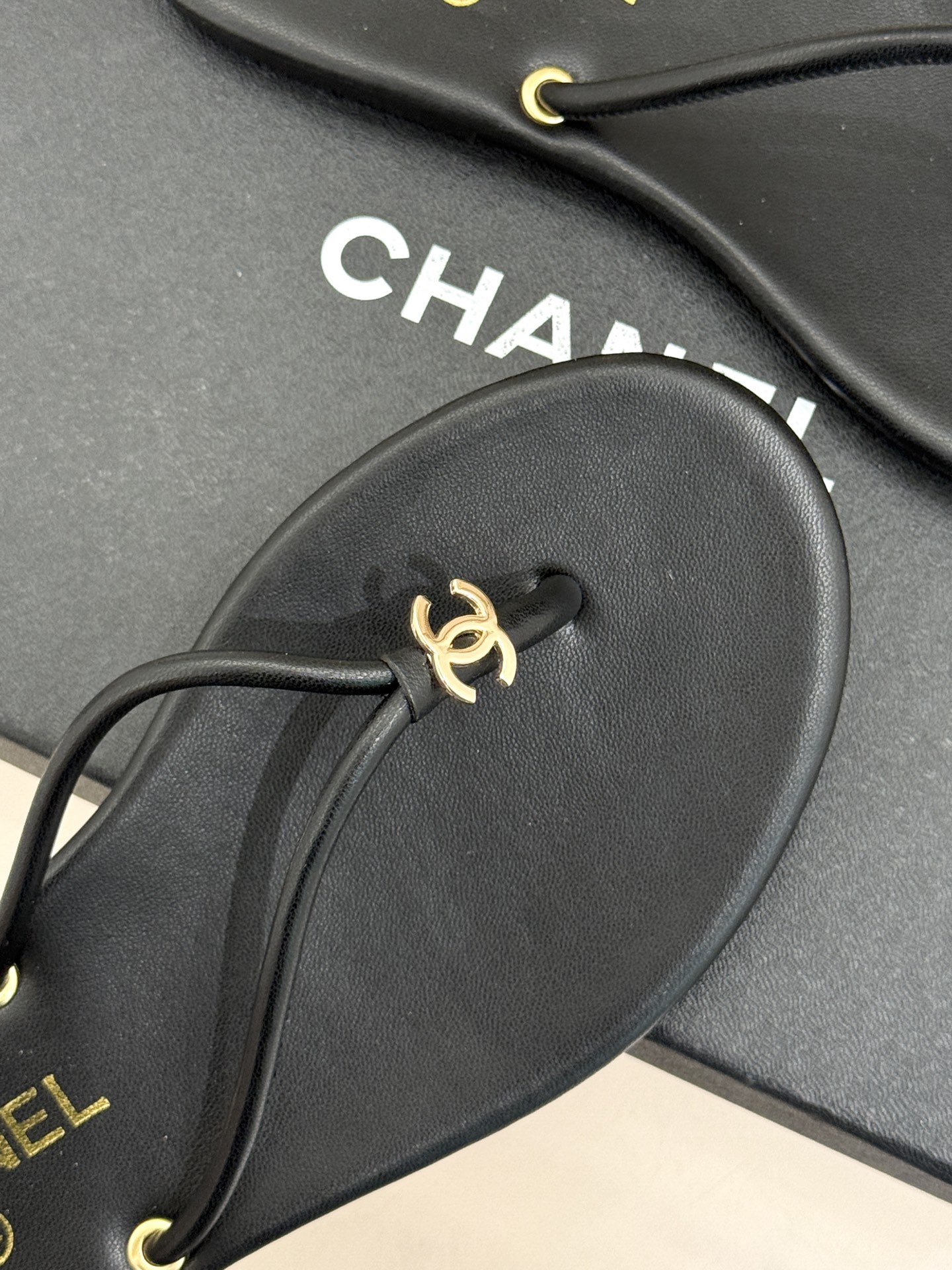 CHANE*｜小香26S双C极简度假风人字拖鞋赴一场海岸与日光的约会以极简笔触 书写度假奢雅新章。利落夹