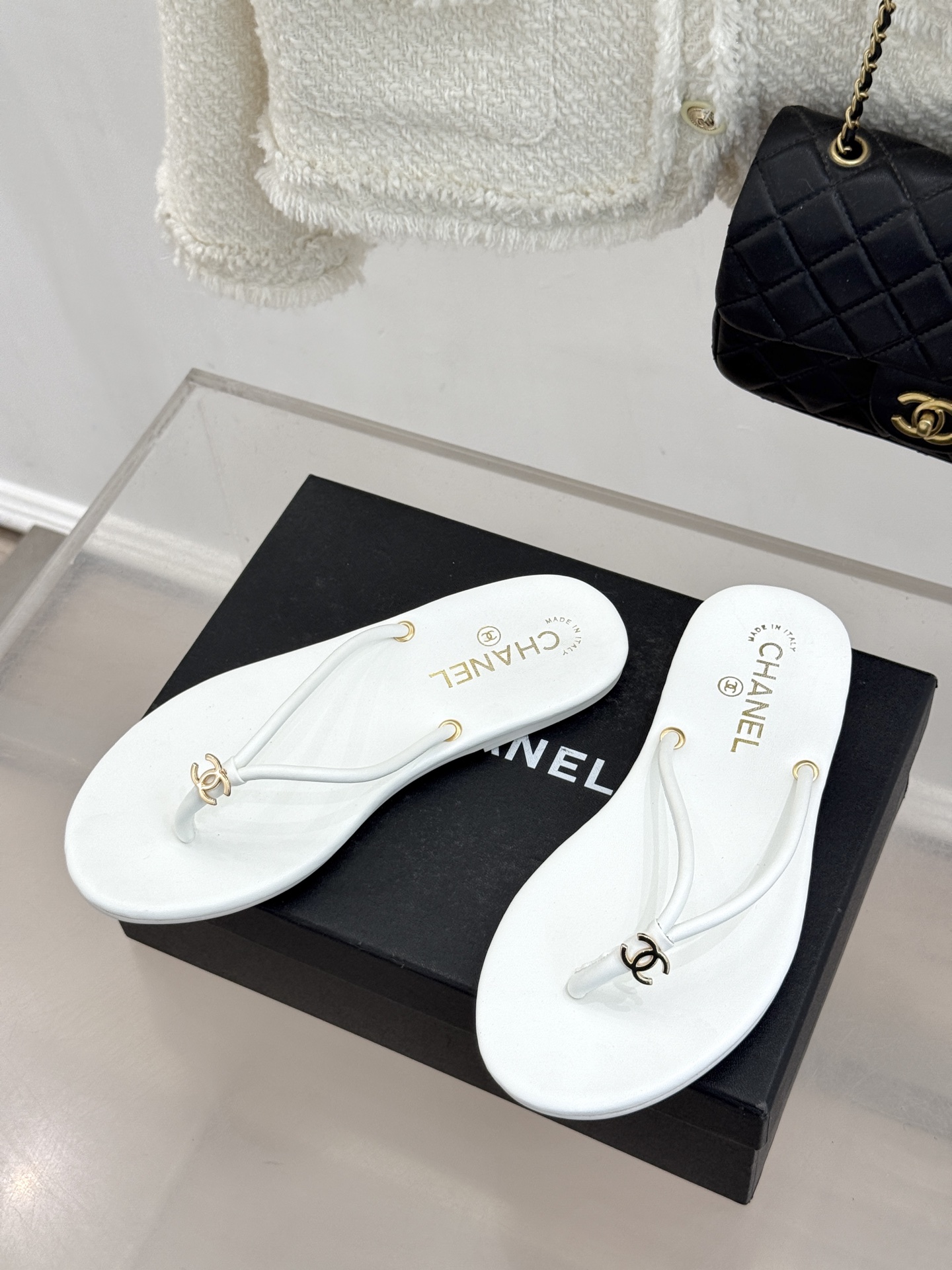 CHANE*｜小香26S双C极简度假风人字拖鞋赴一场海岸与日光的约会以极简笔触 书写度假奢雅新章。利落夹