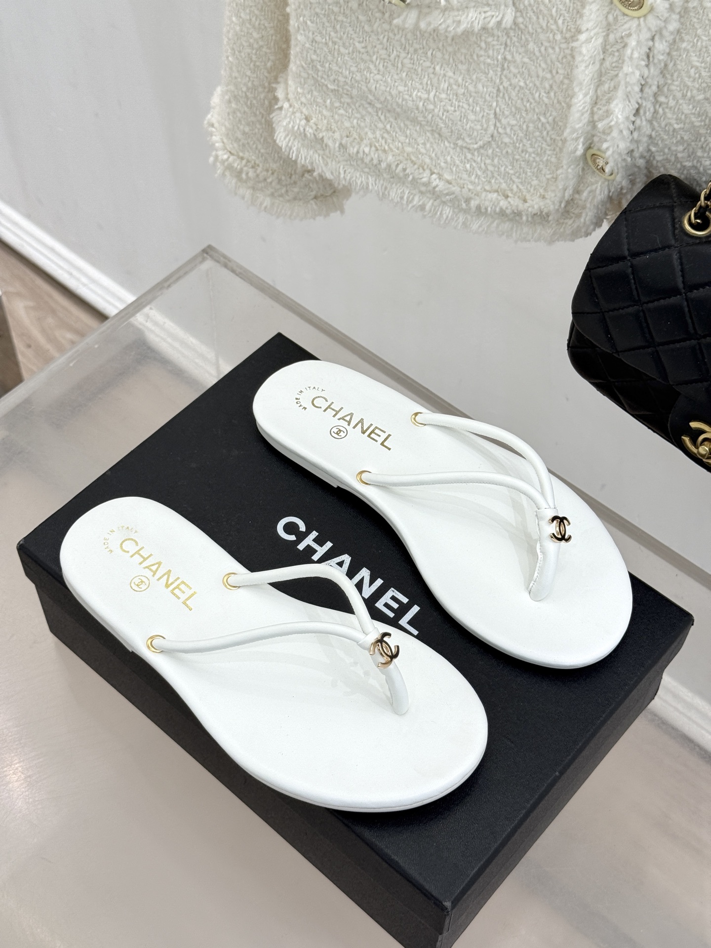 CHANE*｜小香26S双C极简度假风人字拖鞋赴一场海岸与日光的约会以极简笔触 书写度假奢雅新章。利落夹