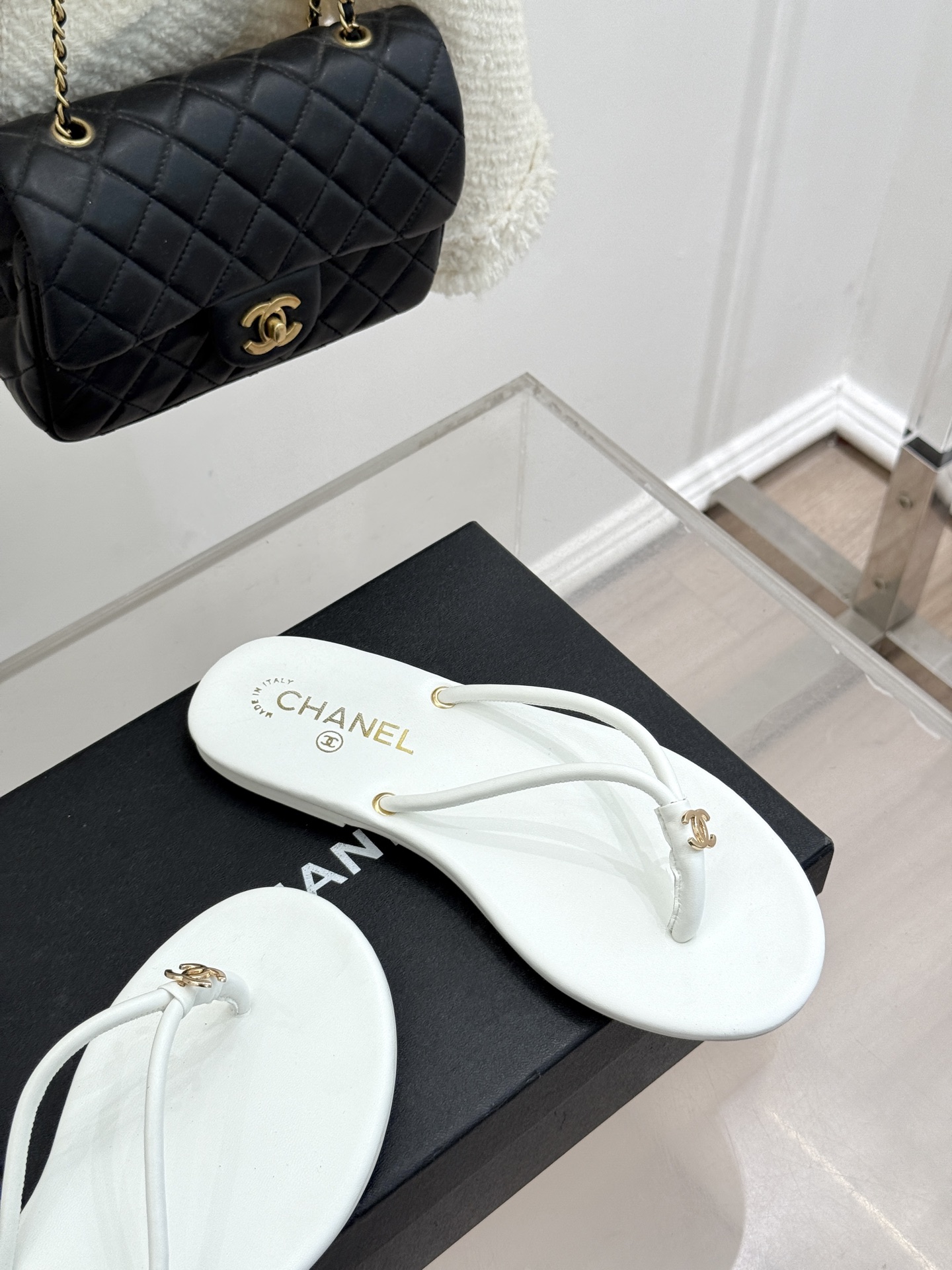 CHANE*｜小香26S双C极简度假风人字拖鞋赴一场海岸与日光的约会以极简笔触 书写度假奢雅新章。利落夹