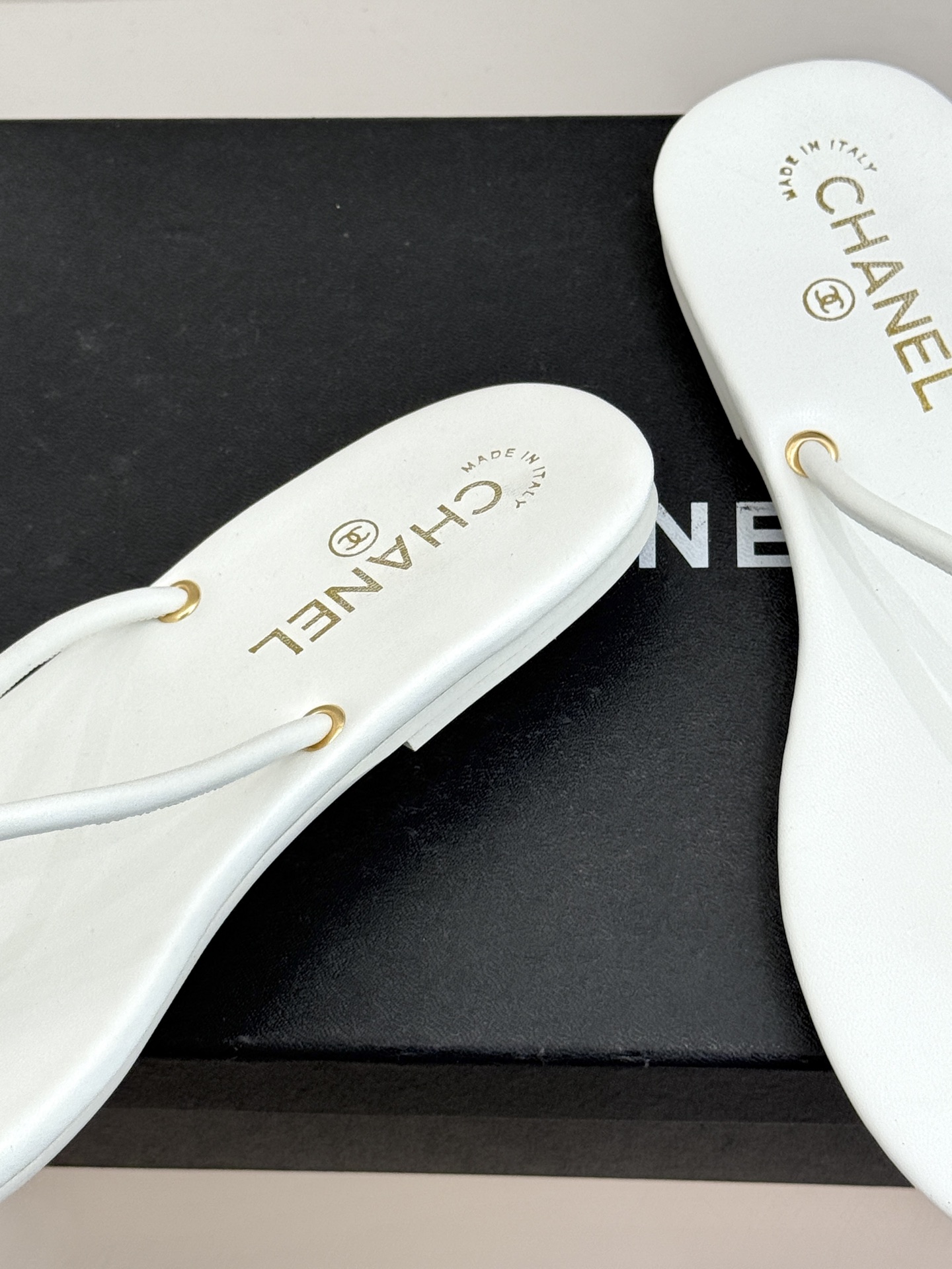 CHANE*｜小香26S双C极简度假风人字拖鞋赴一场海岸与日光的约会以极简笔触 书写度假奢雅新章。利落夹