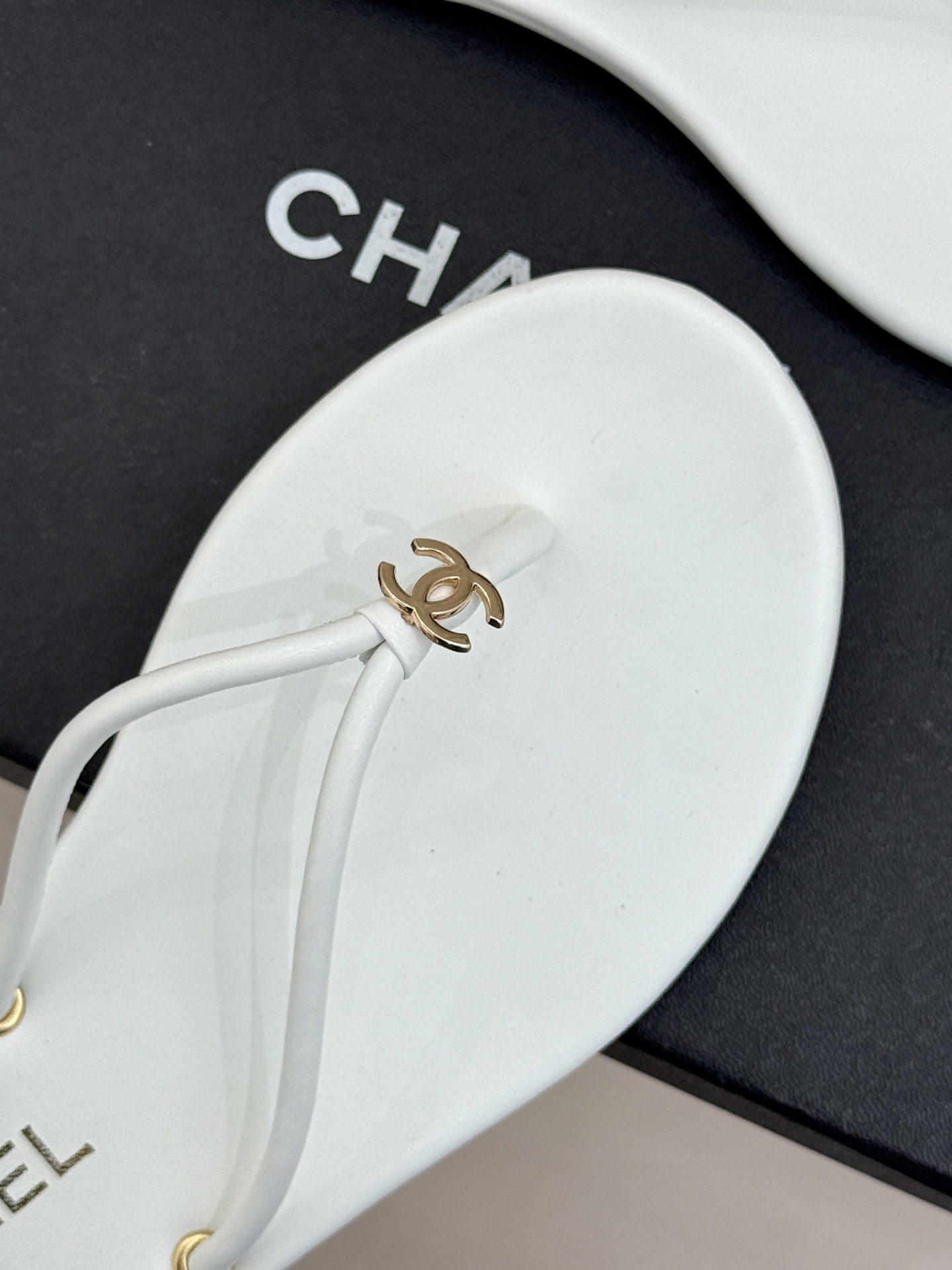 CHANE*｜小香26S双C极简度假风人字拖鞋赴一场海岸与日光的约会以极简笔触 书写度假奢雅新章。利落夹