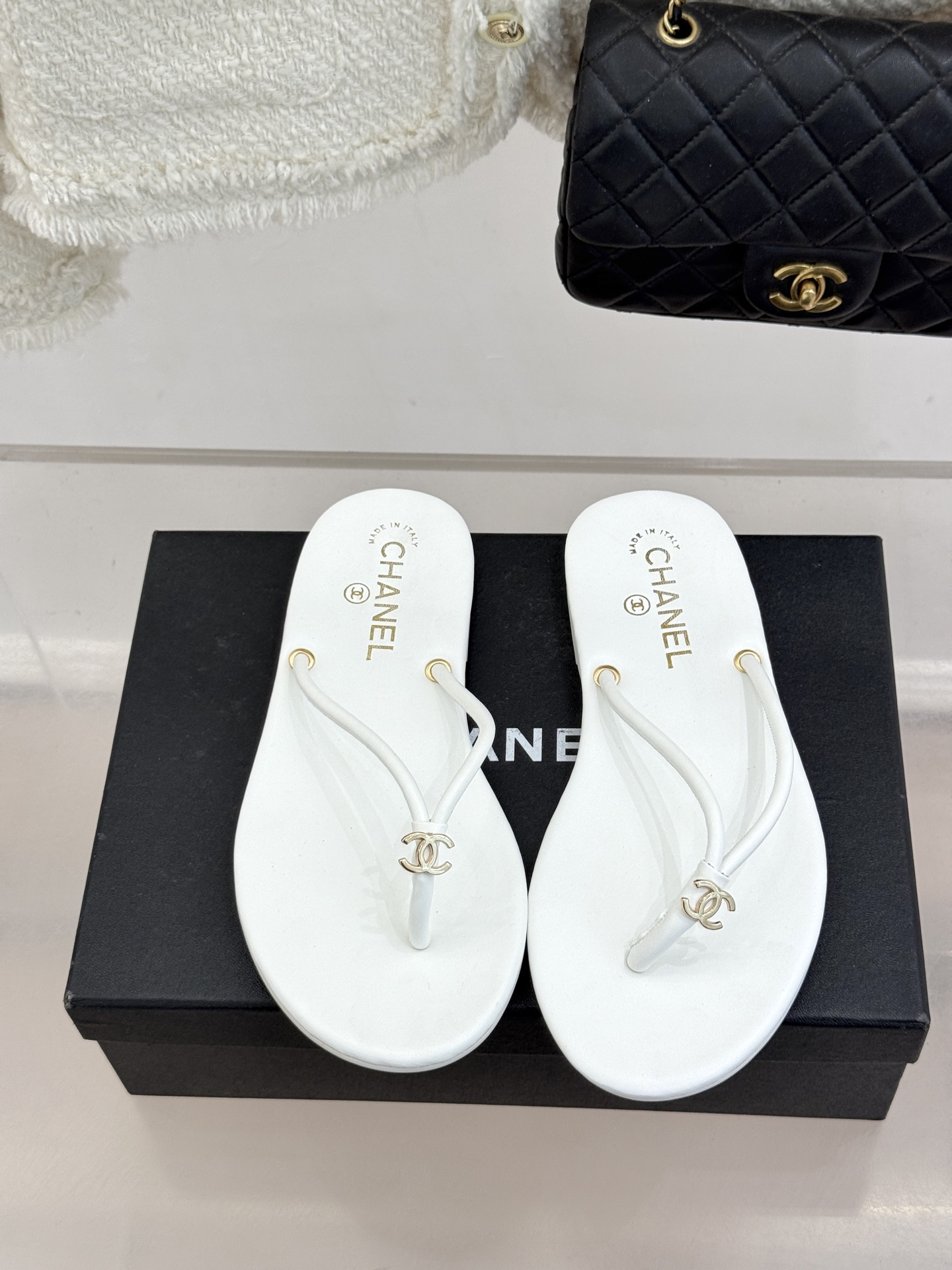 CHANE*｜小香26S双C极简度假风人字拖鞋赴一场海岸与日光的约会以极简笔触 书写度假奢雅新章。利落夹