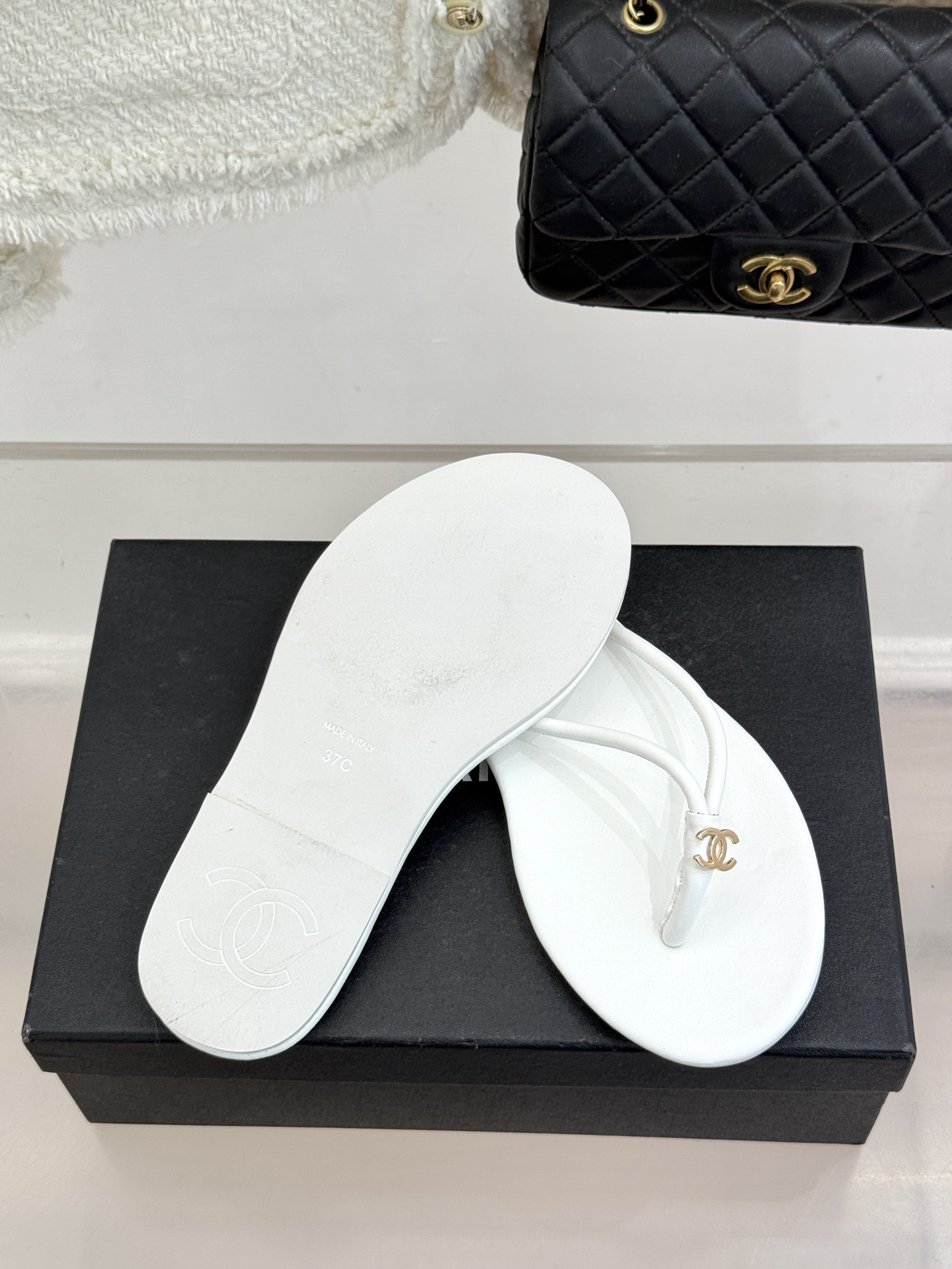 CHANE*｜小香26S双C极简度假风人字拖鞋赴一场海岸与日光的约会以极简笔触 书写度假奢雅新章。利落夹