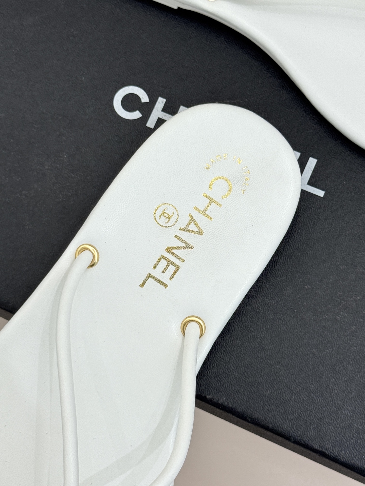 CHANE*｜小香26S双C极简度假风人字拖鞋赴一场海岸与日光的约会以极简笔触 书写度假奢雅新章。利落夹