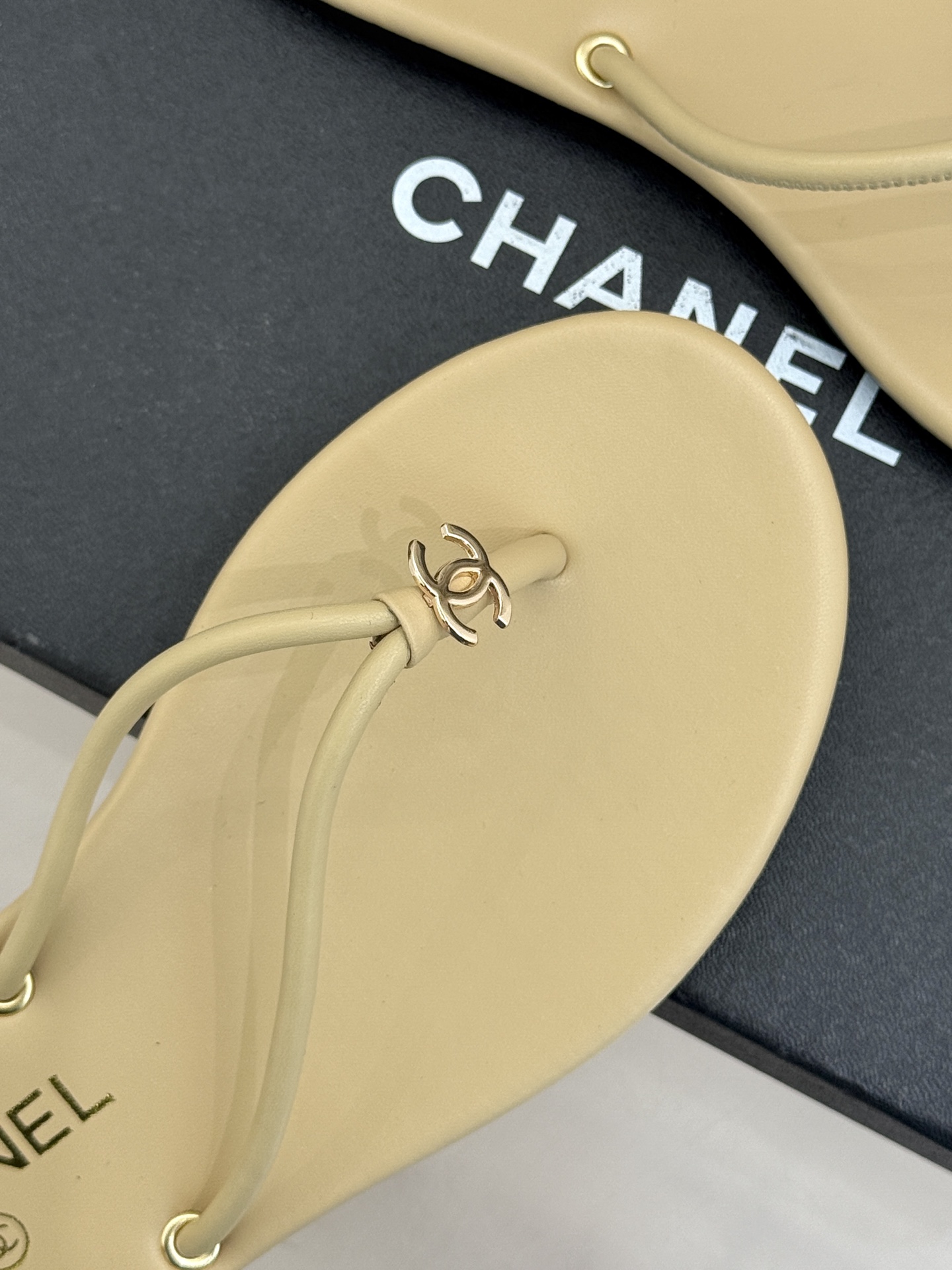 CHANE*｜小香26S双C极简度假风人字拖鞋赴一场海岸与日光的约会以极简笔触 书写度假奢雅新章。利落夹