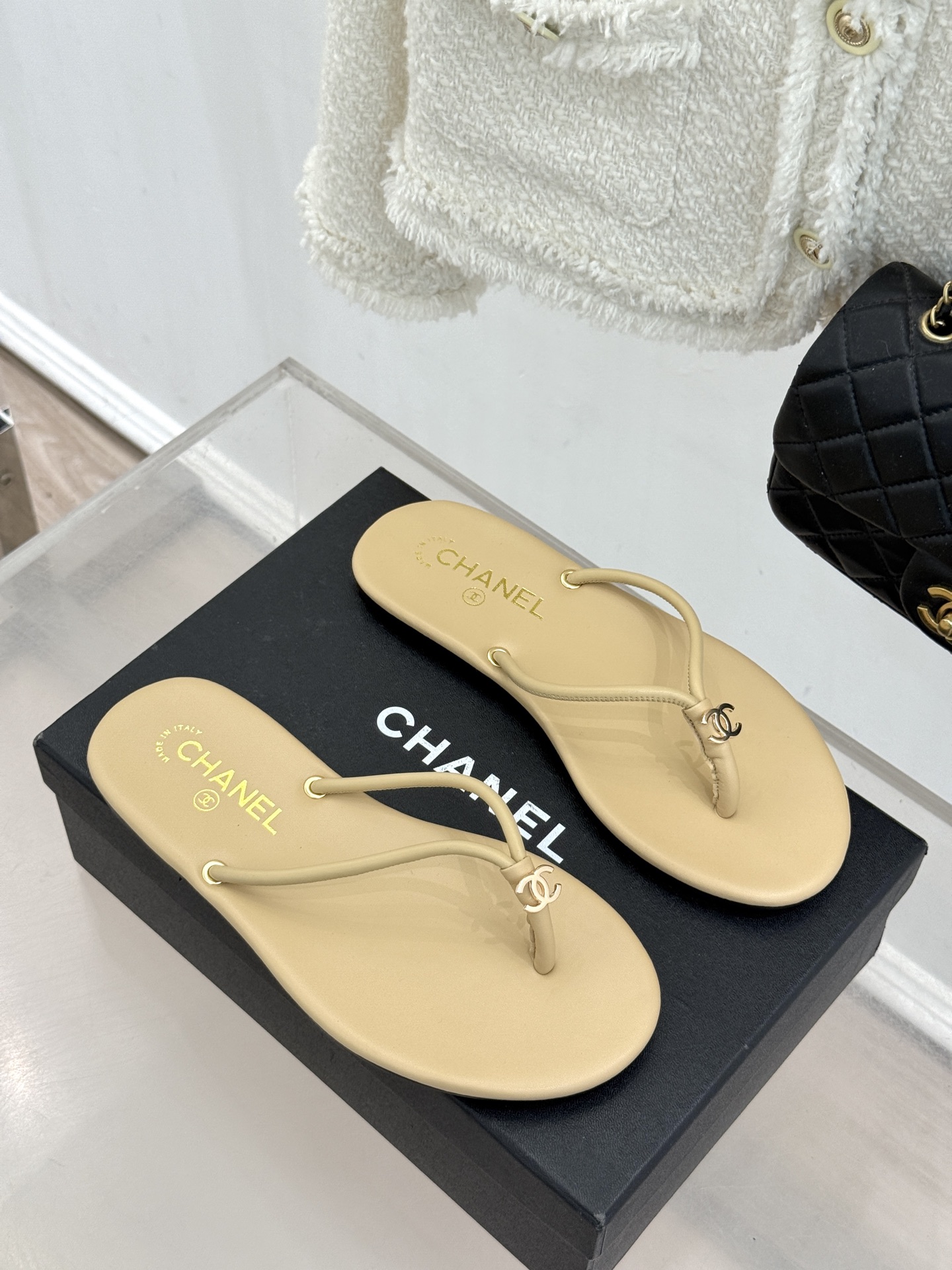 CHANE*｜小香26S双C极简度假风人字拖鞋赴一场海岸与日光的约会以极简笔触 书写度假奢雅新章。利落夹