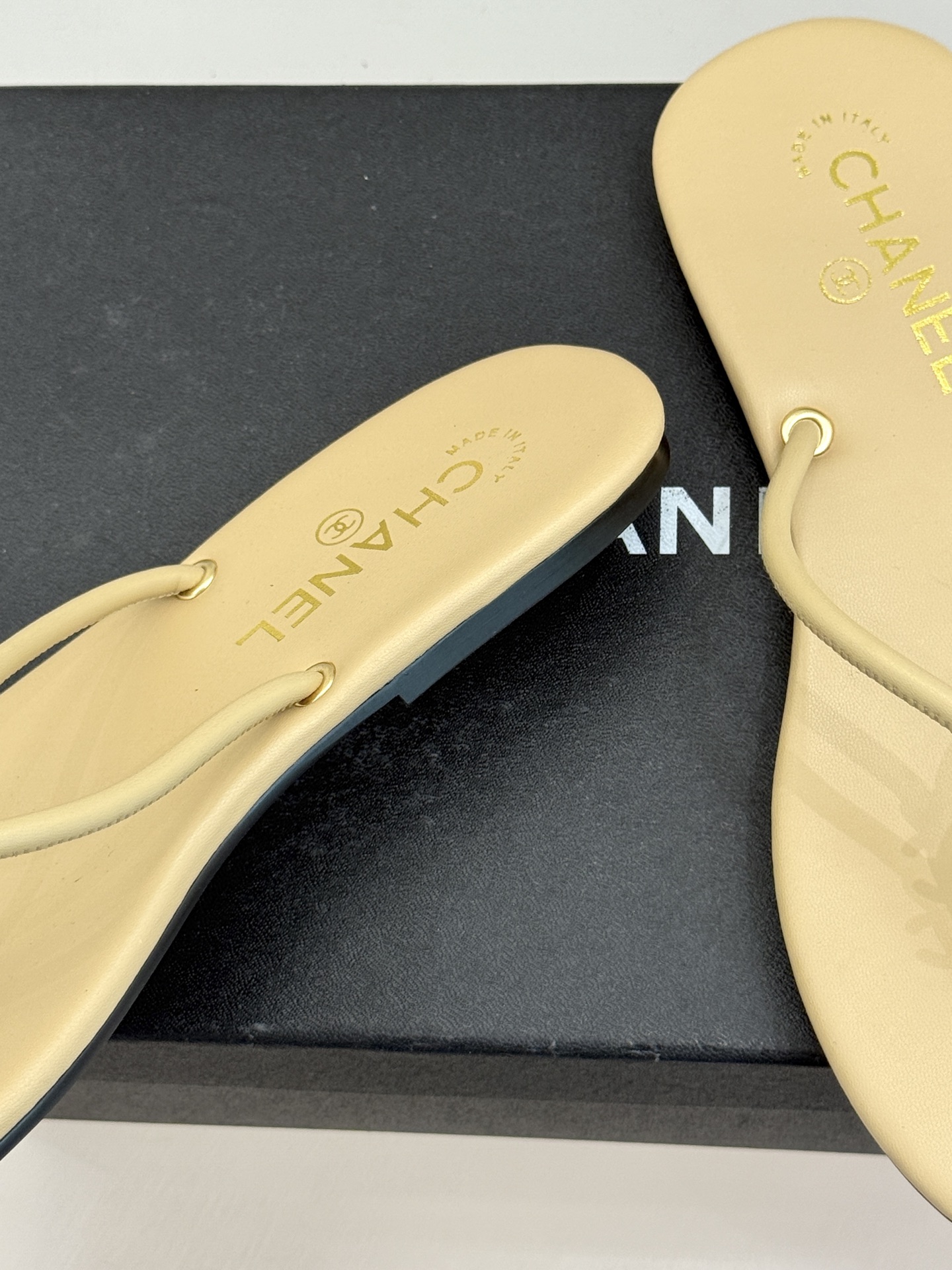 CHANE*｜小香26S双C极简度假风人字拖鞋赴一场海岸与日光的约会以极简笔触 书写度假奢雅新章。利落夹