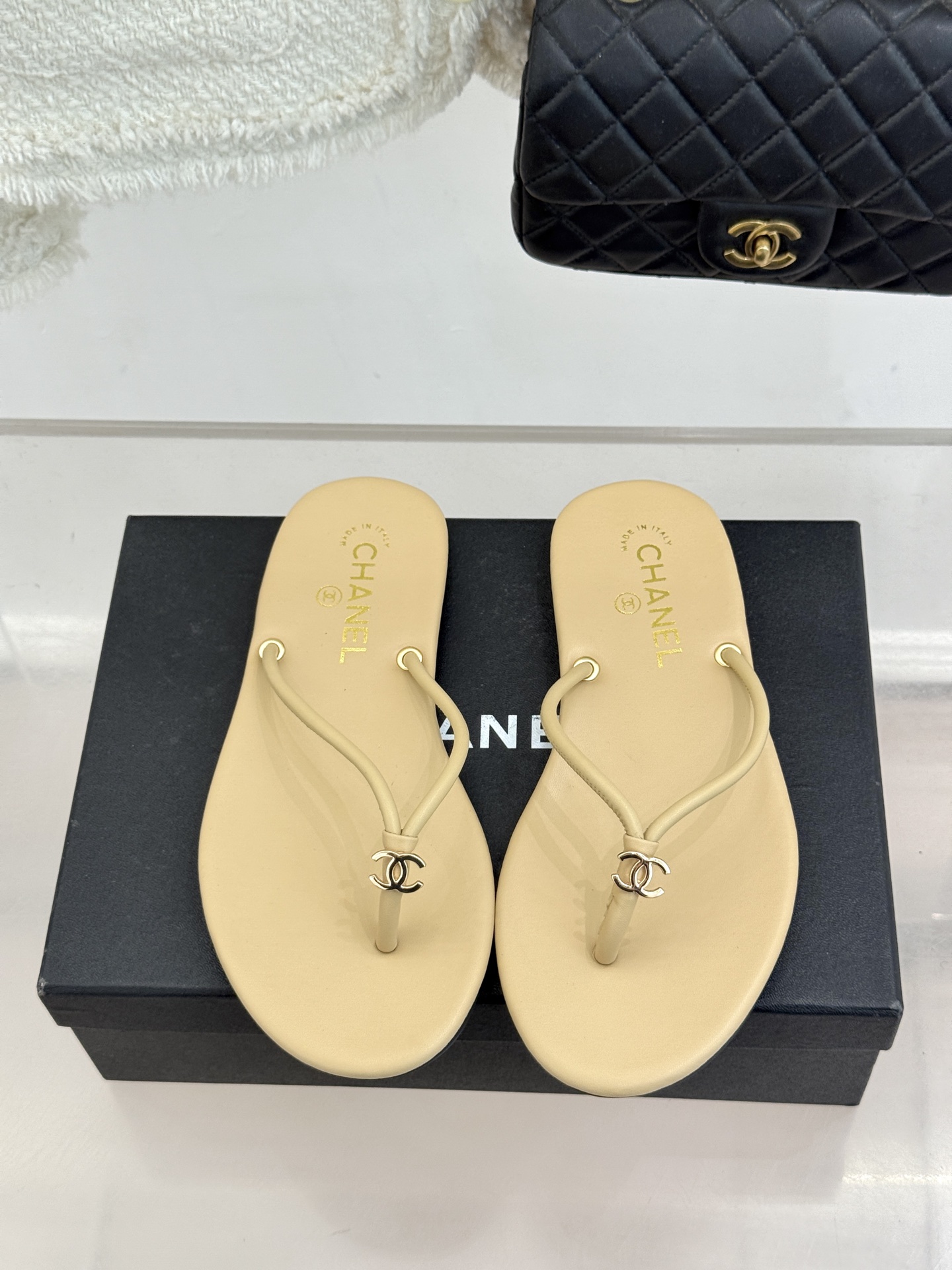 CHANE*｜小香26S双C极简度假风人字拖鞋赴一场海岸与日光的约会以极简笔触 书写度假奢雅新章。利落夹