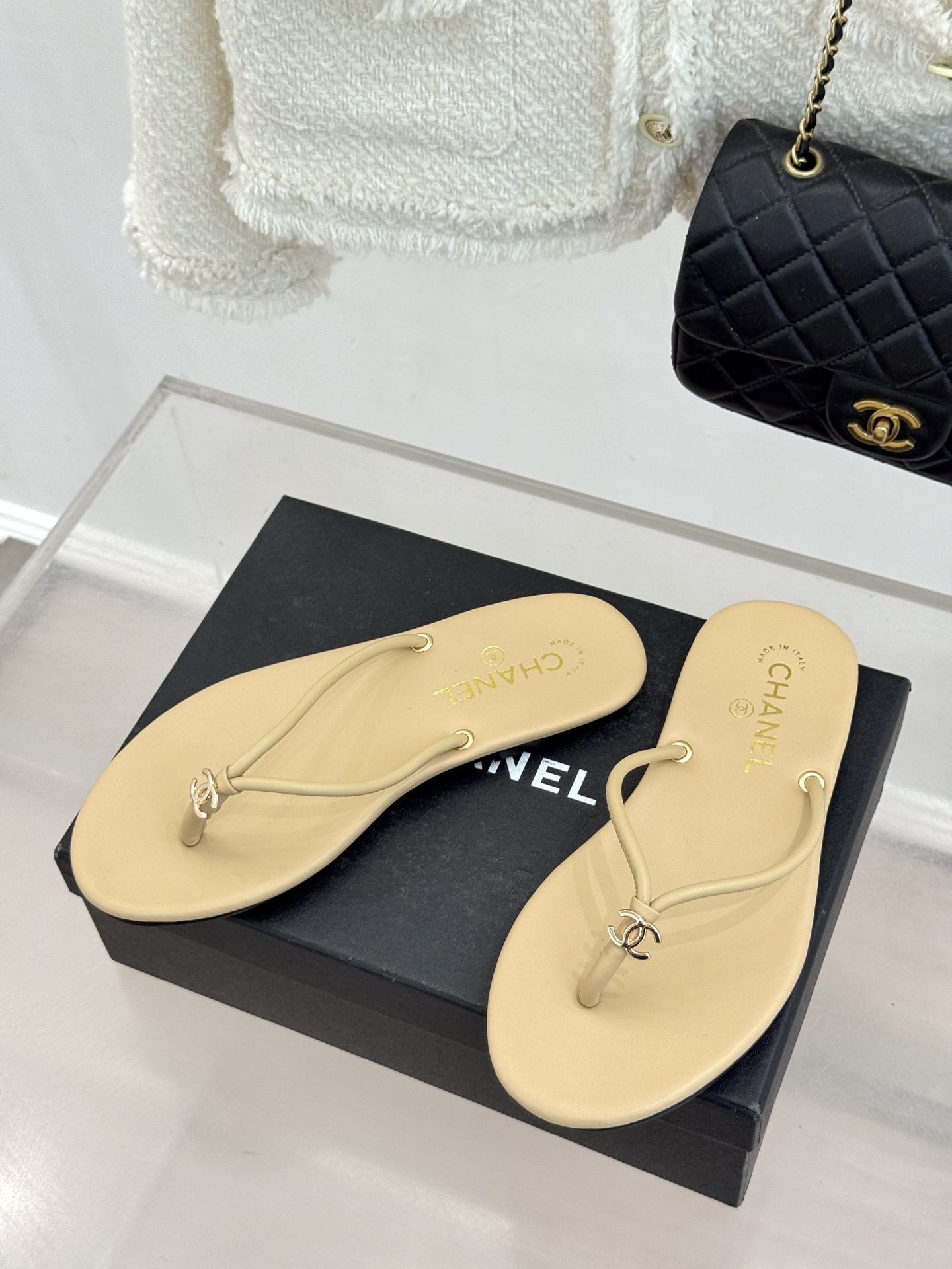 CHANE*｜小香26S双C极简度假风人字拖鞋赴一场海岸与日光的约会以极简笔触 书写度假奢雅新章。利落夹