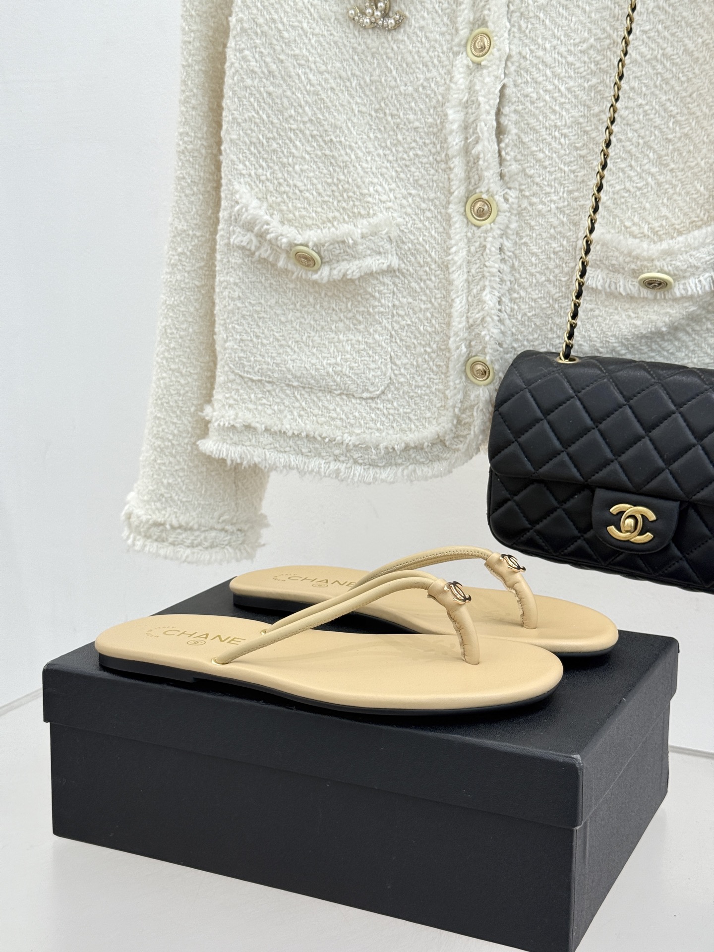 CHANE*｜小香26S双C极简度假风人字拖鞋赴一场海岸与日光的约会以极简笔触 书写度假奢雅新章。利落夹