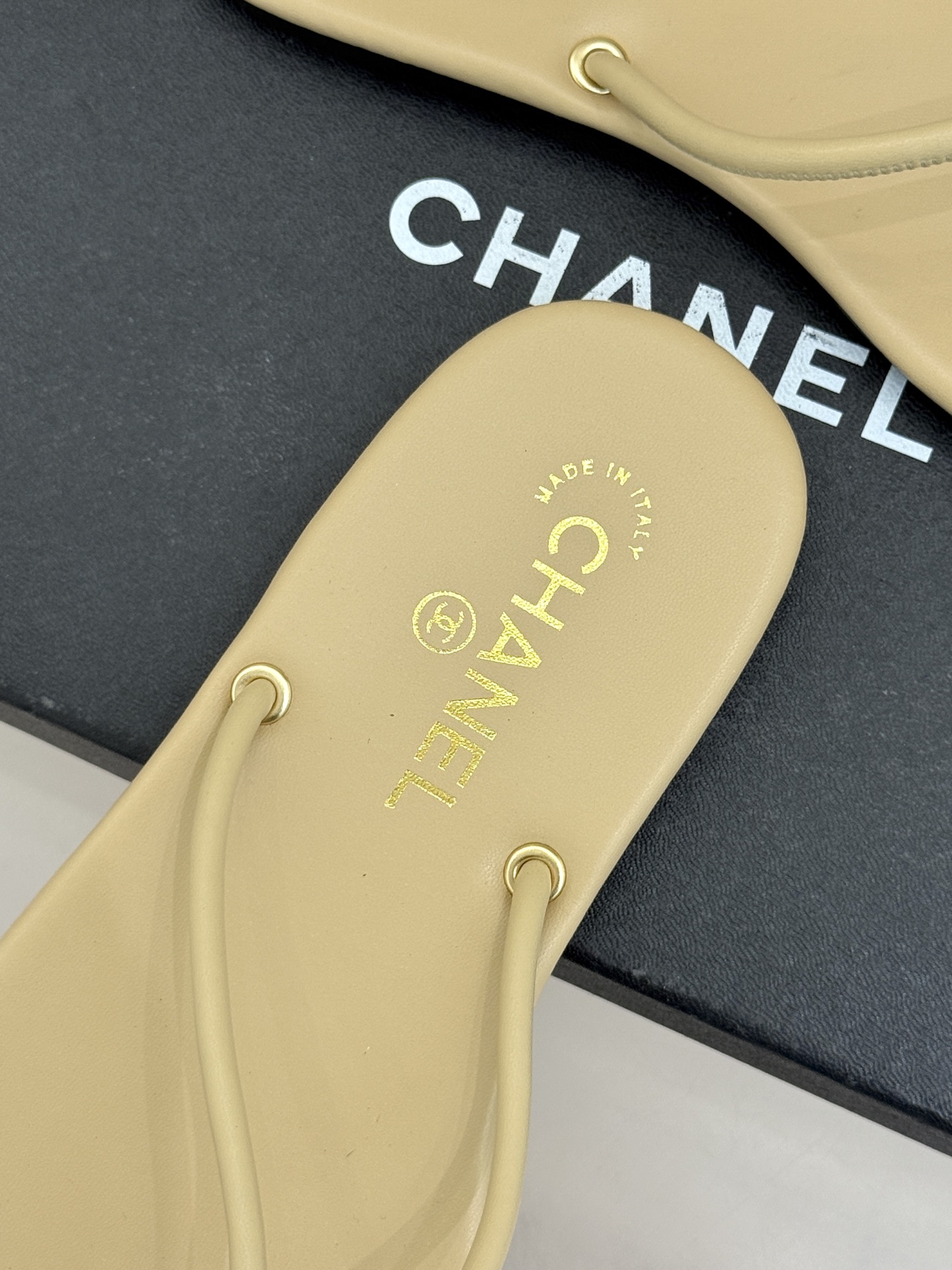 CHANE*｜小香26S双C极简度假风人字拖鞋赴一场海岸与日光的约会以极简笔触 书写度假奢雅新章。利落夹