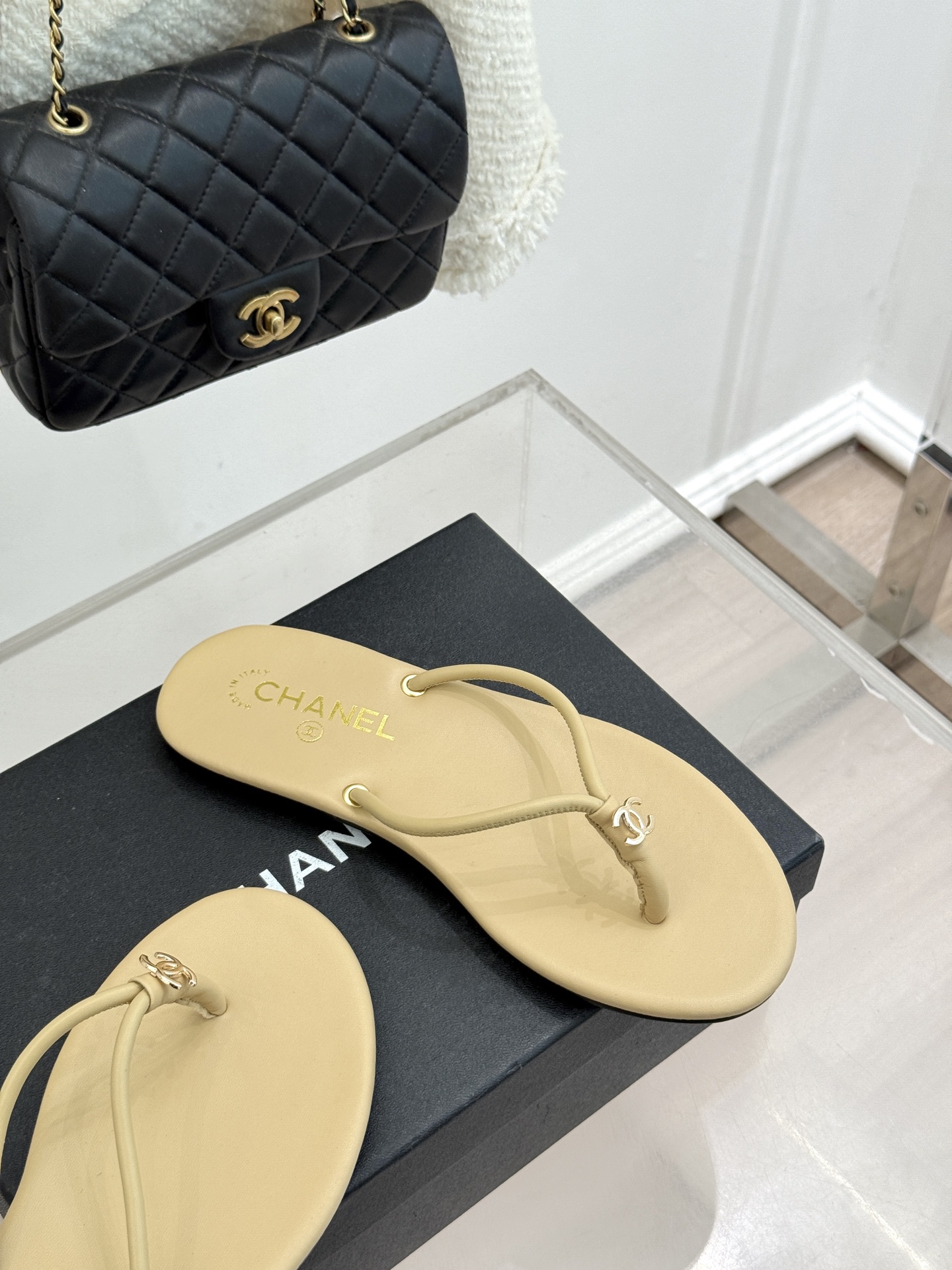 CHANE*｜小香26S双C极简度假风人字拖鞋赴一场海岸与日光的约会以极简笔触 书写度假奢雅新章。利落夹