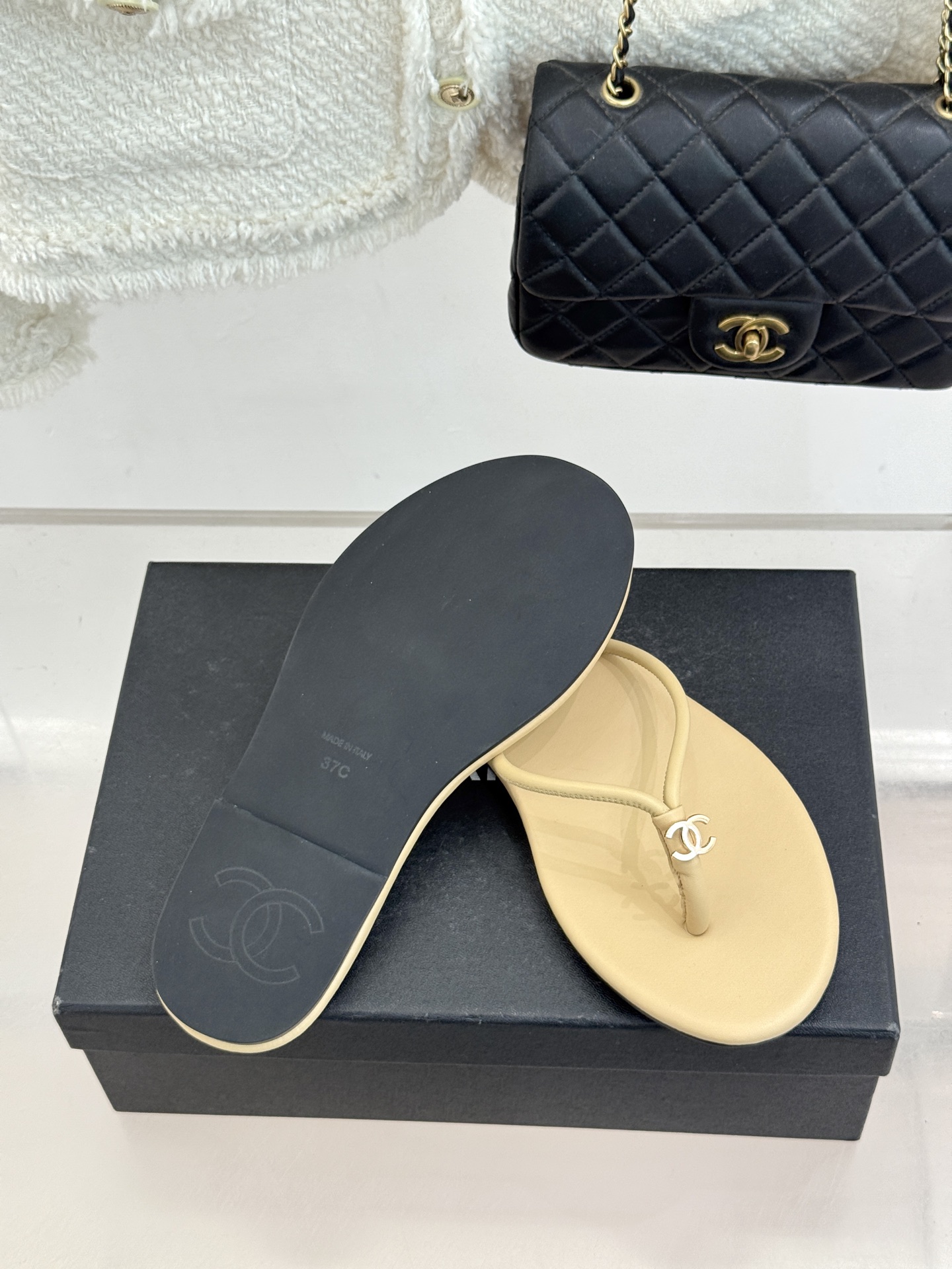 CHANE*｜小香26S双C极简度假风人字拖鞋赴一场海岸与日光的约会以极简笔触 书写度假奢雅新章。利落夹