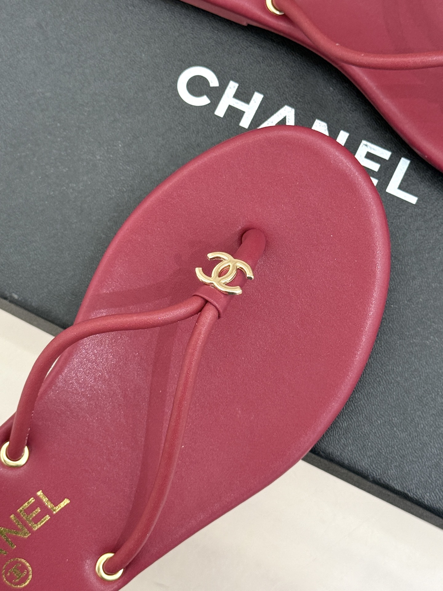 CHANE*｜小香26S双C极简度假风人字拖鞋赴一场海岸与日光的约会以极简笔触 书写度假奢雅新章。利落夹