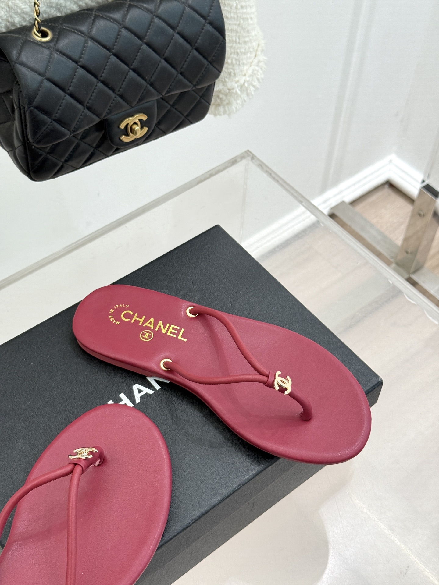 CHANE*｜小香26S双C极简度假风人字拖鞋赴一场海岸与日光的约会以极简笔触 书写度假奢雅新章。利落夹