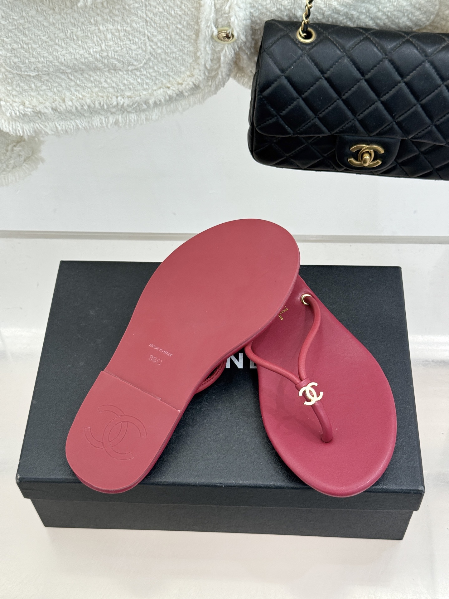 CHANE*｜小香26S双C极简度假风人字拖鞋赴一场海岸与日光的约会以极简笔触 书写度假奢雅新章。利落夹