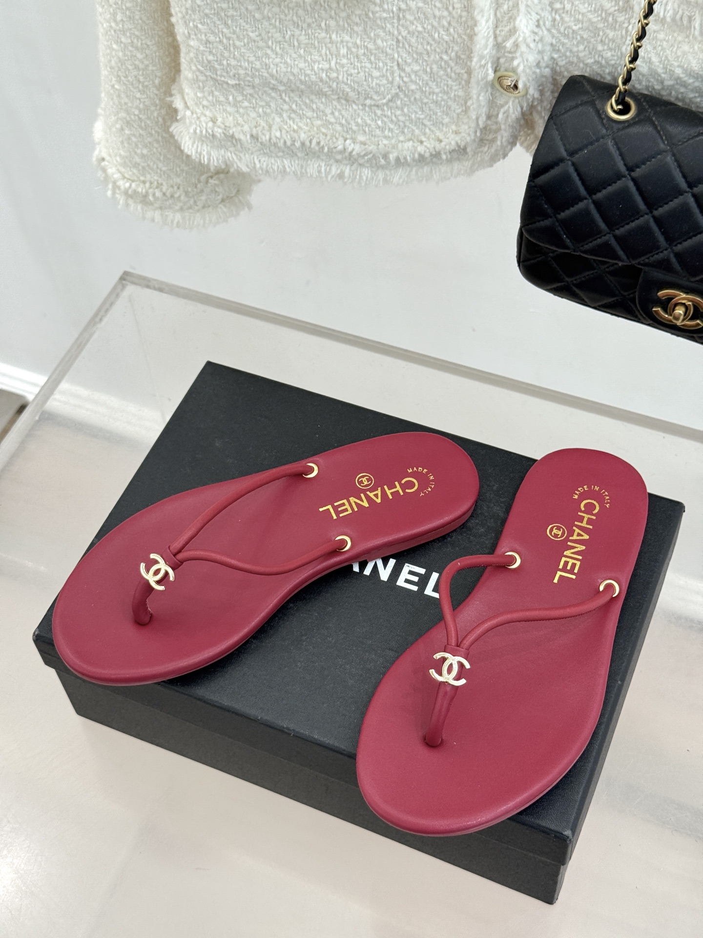 CHANE*｜小香26S双C极简度假风人字拖鞋赴一场海岸与日光的约会以极简笔触 书写度假奢雅新章。利落夹