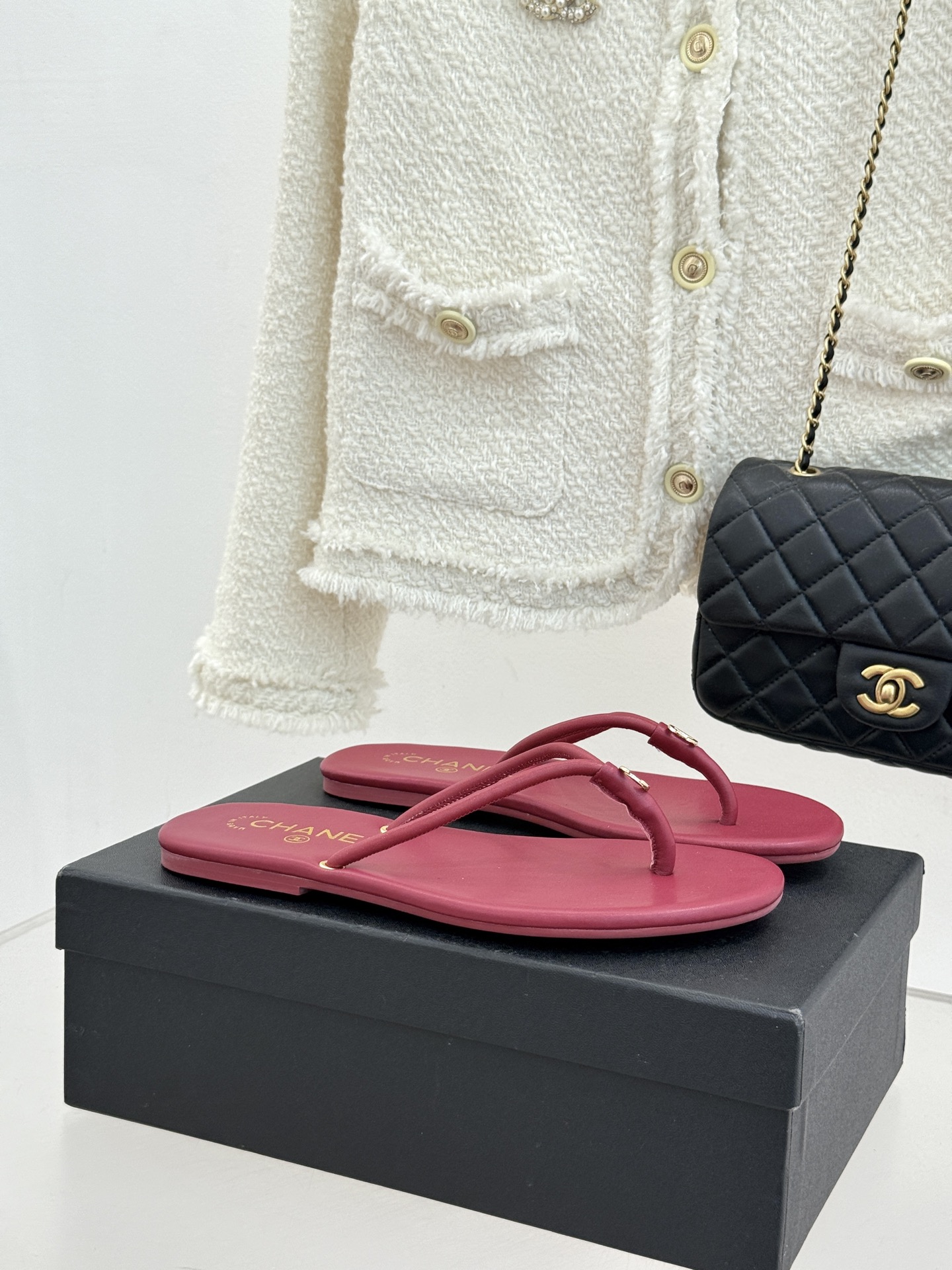 CHANE*｜小香26S双C极简度假风人字拖鞋赴一场海岸与日光的约会以极简笔触 书写度假奢雅新章。利落夹