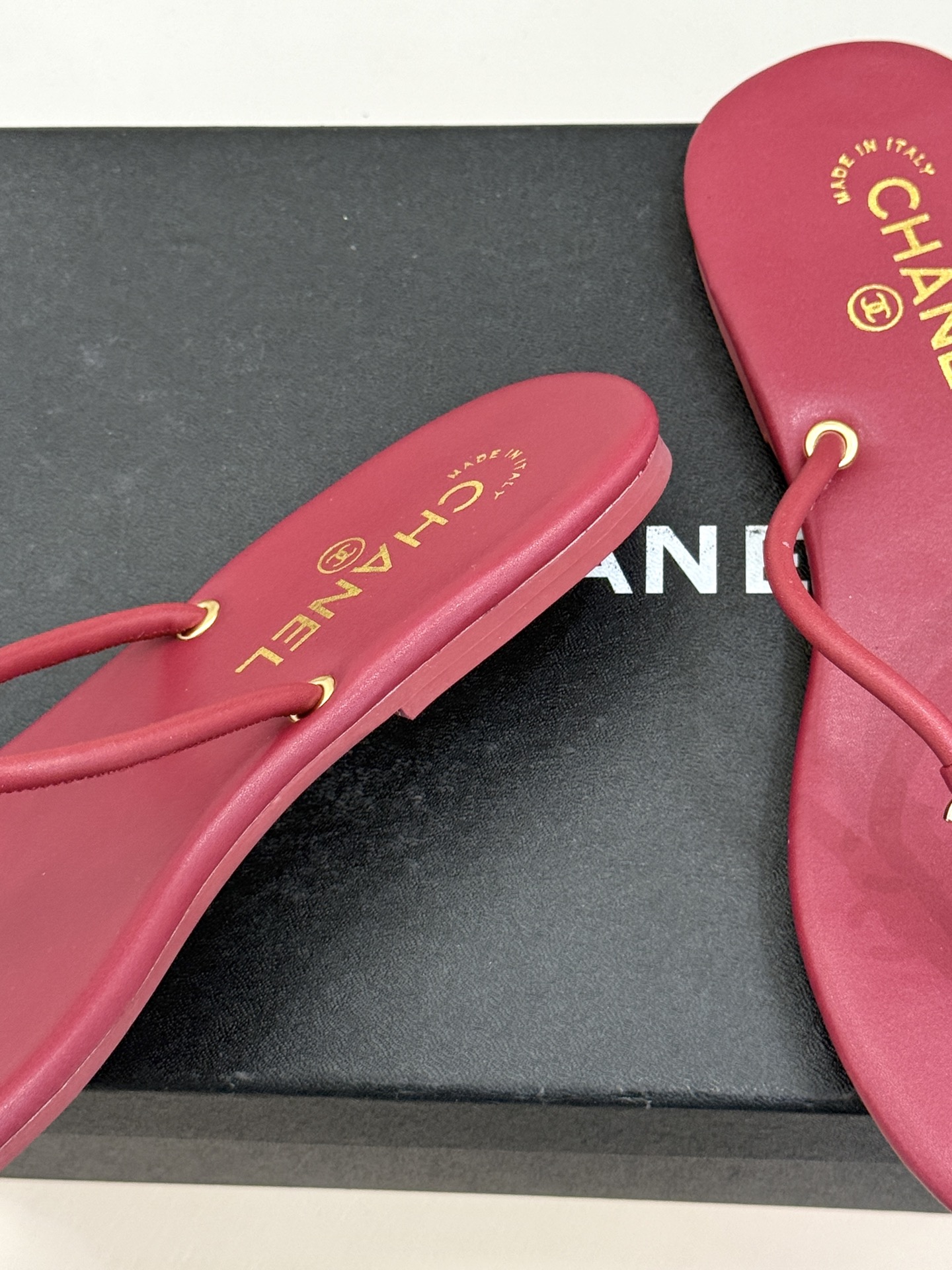 CHANE*｜小香26S双C极简度假风人字拖鞋赴一场海岸与日光的约会以极简笔触 书写度假奢雅新章。利落夹