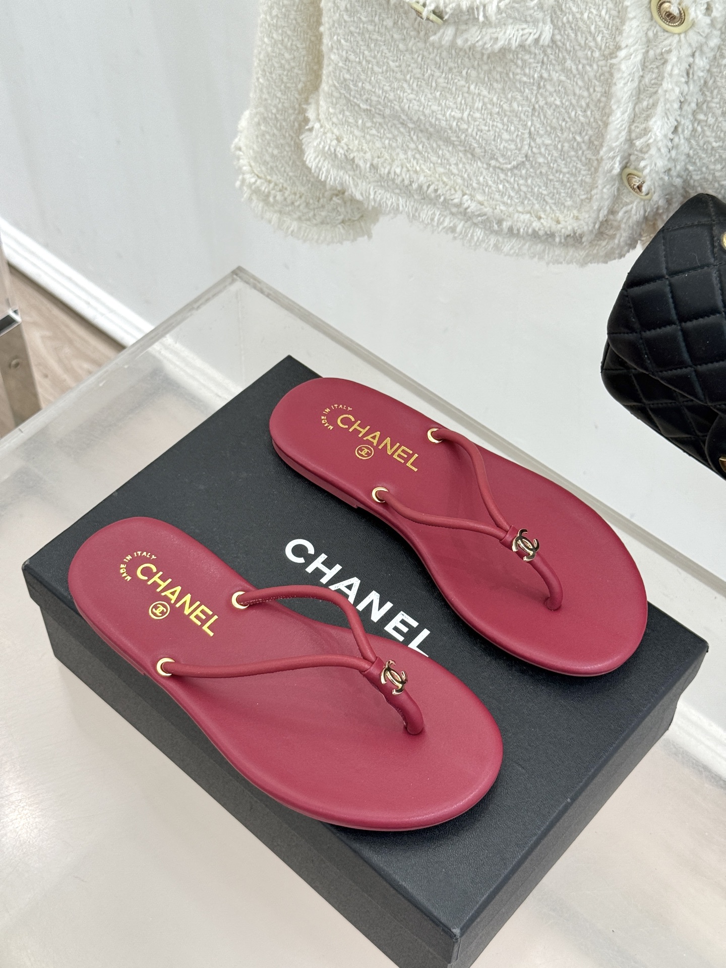 CHANE*｜小香26S双C极简度假风人字拖鞋赴一场海岸与日光的约会以极简笔触 书写度假奢雅新章。利落夹