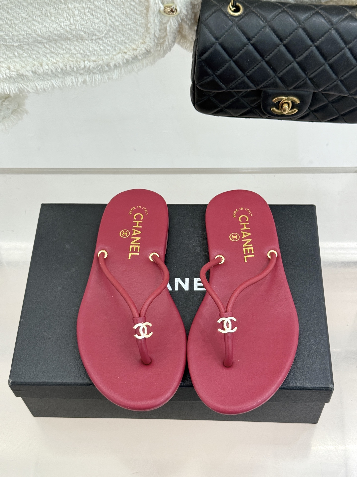 CHANE*｜小香26S双C极简度假风人字拖鞋赴一场海岸与日光的约会以极简笔触 书写度假奢雅新章。利落夹