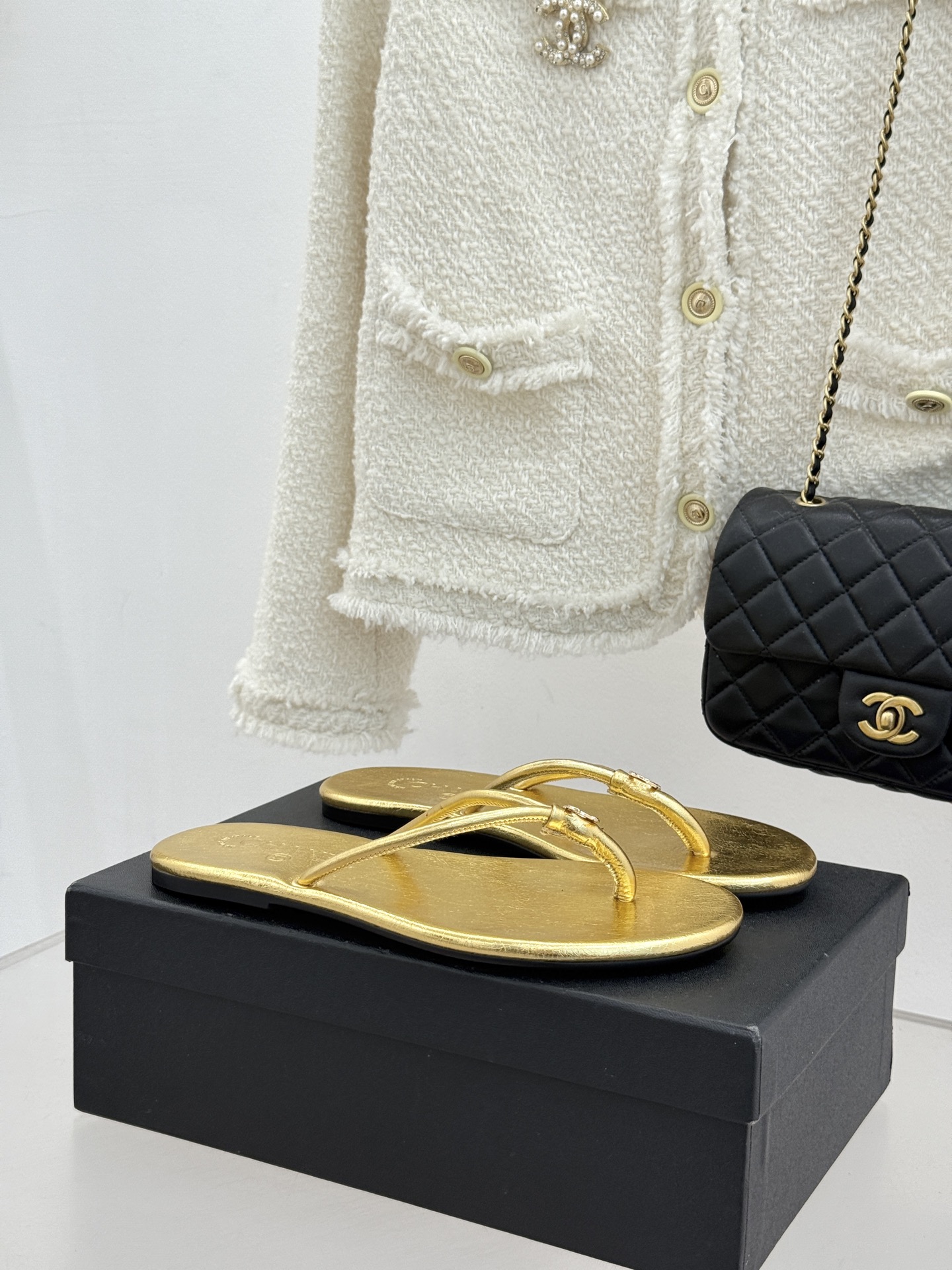 CHANE*｜小香26S双C极简度假风人字拖鞋赴一场海岸与日光的约会以极简笔触 书写度假奢雅新章。利落夹