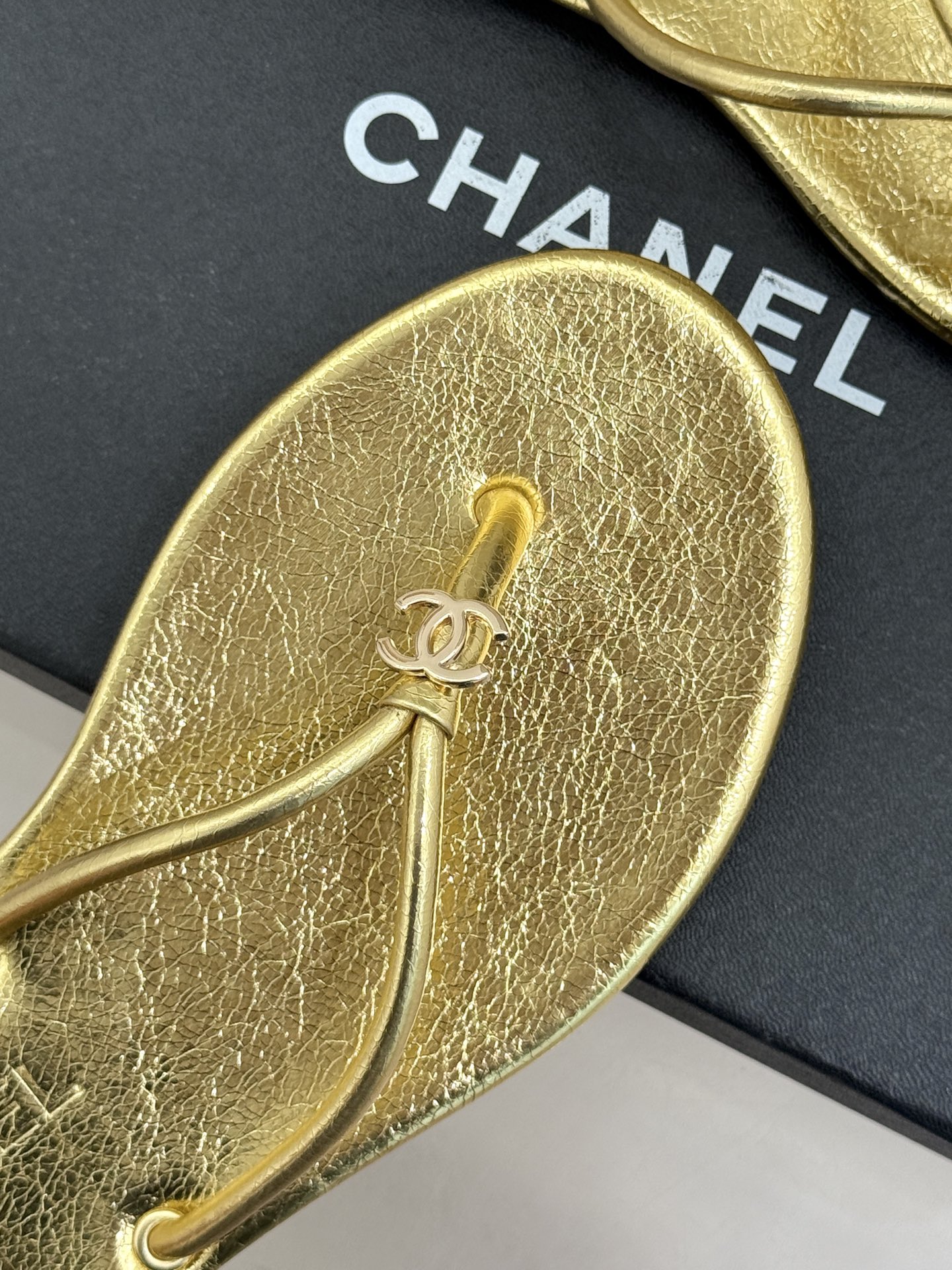 CHANE*｜小香26S双C极简度假风人字拖鞋赴一场海岸与日光的约会以极简笔触 书写度假奢雅新章。利落夹