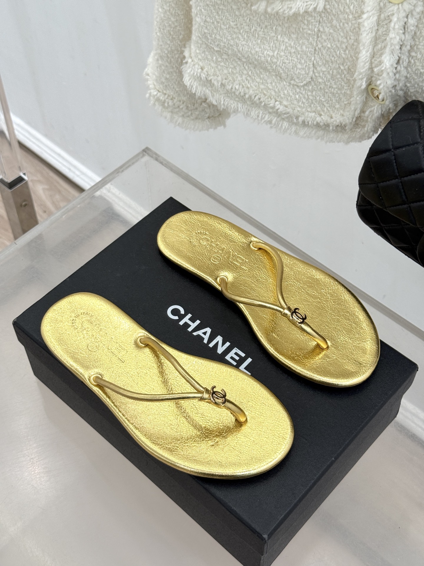 CHANE*｜小香26S双C极简度假风人字拖鞋赴一场海岸与日光的约会以极简笔触 书写度假奢雅新章。利落夹