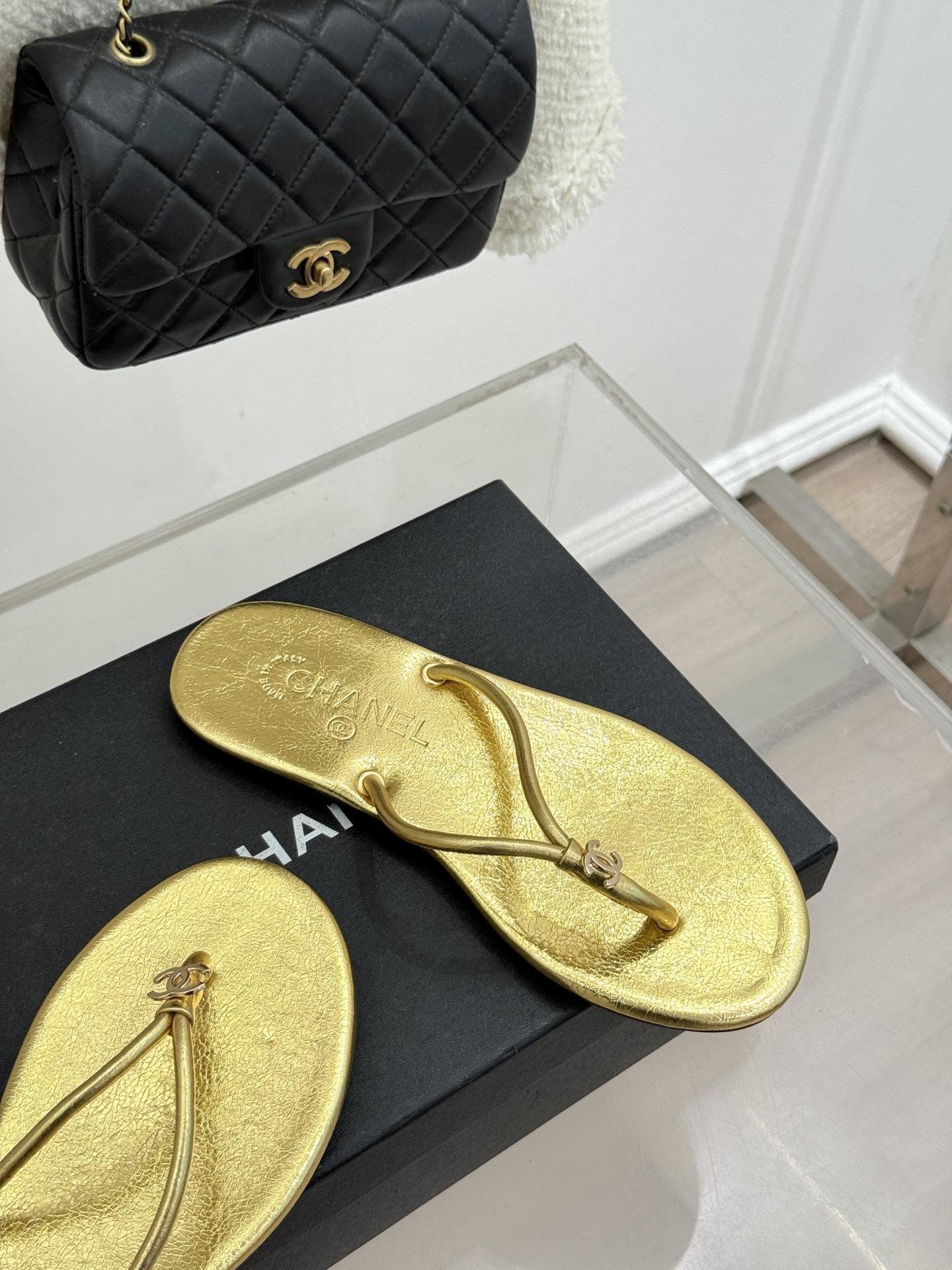 CHANE*｜小香26S双C极简度假风人字拖鞋赴一场海岸与日光的约会以极简笔触 书写度假奢雅新章。利落夹