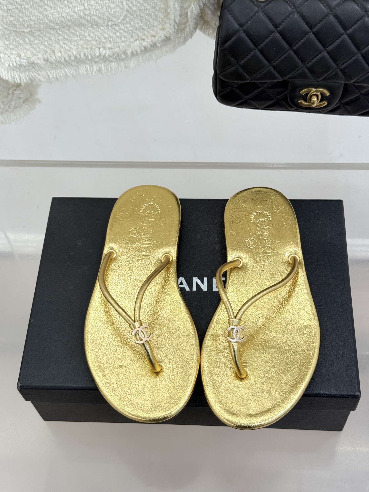 CHANE*｜小香26S双C极简度假风人字拖鞋赴一场海岸与日光的约会以极简笔触 书写度假奢雅新章。利落夹