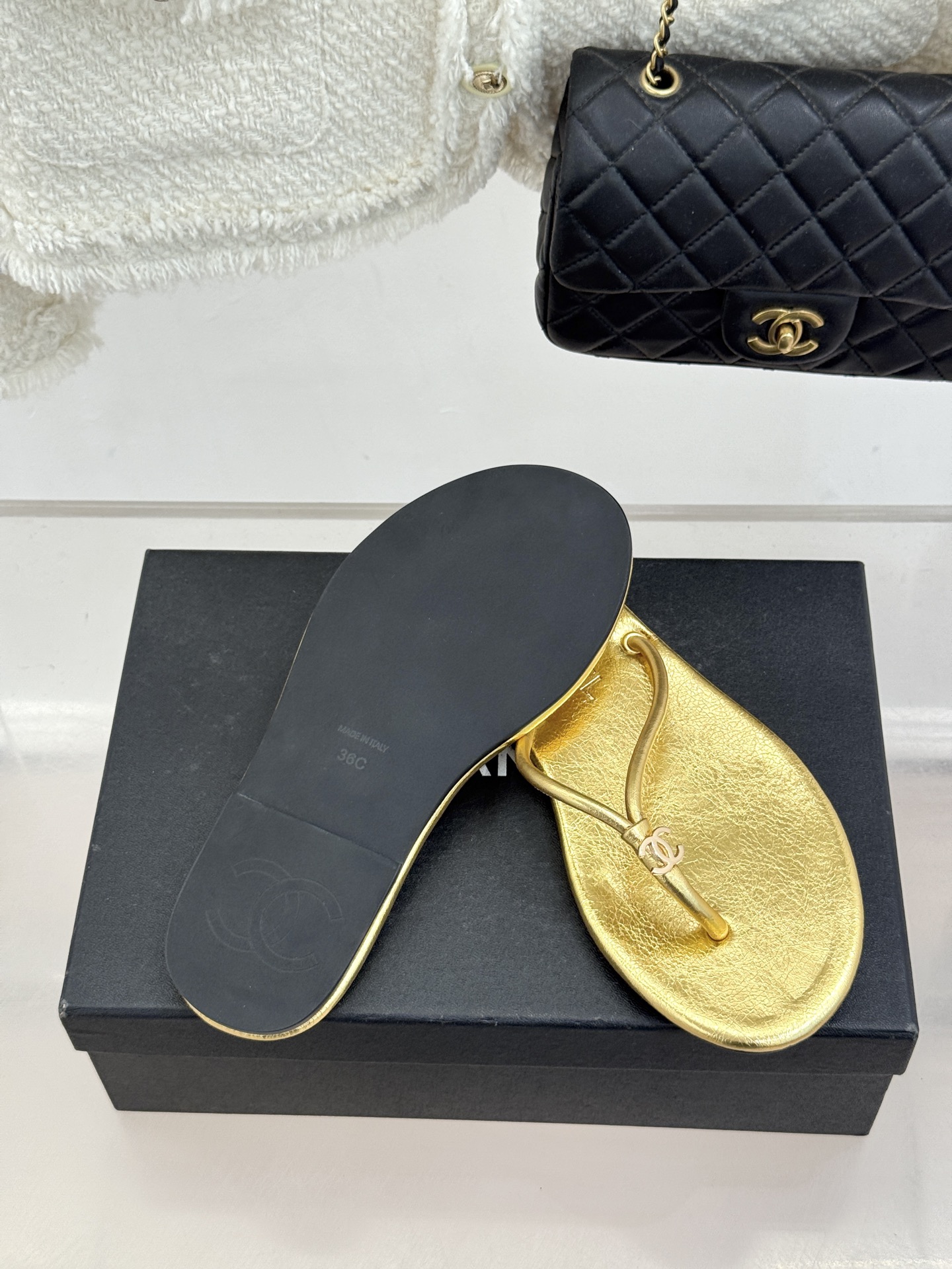 CHANE*｜小香26S双C极简度假风人字拖鞋赴一场海岸与日光的约会以极简笔触 书写度假奢雅新章。利落夹