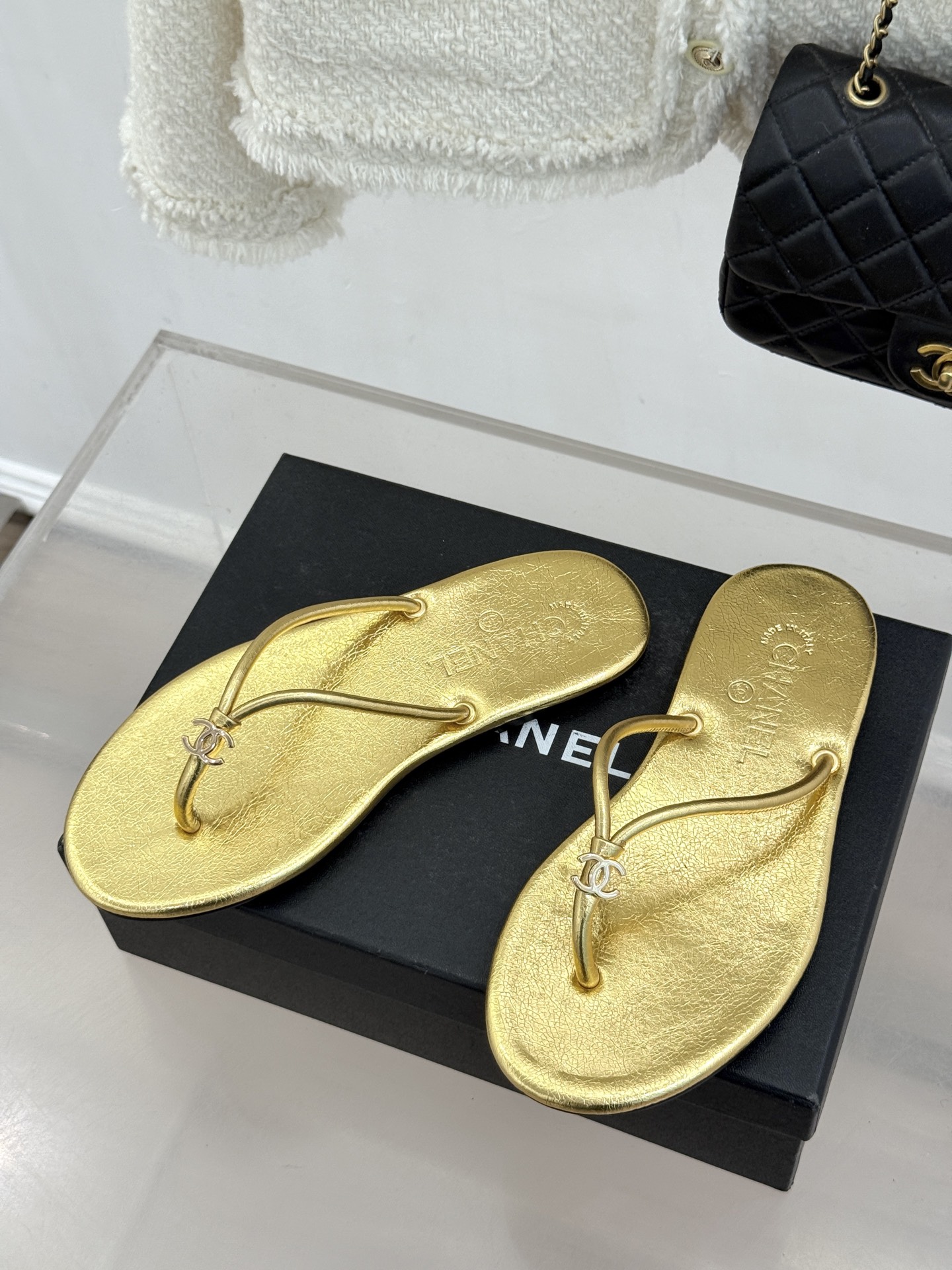 CHANE*｜小香26S双C极简度假风人字拖鞋赴一场海岸与日光的约会以极简笔触 书写度假奢雅新章。利落夹