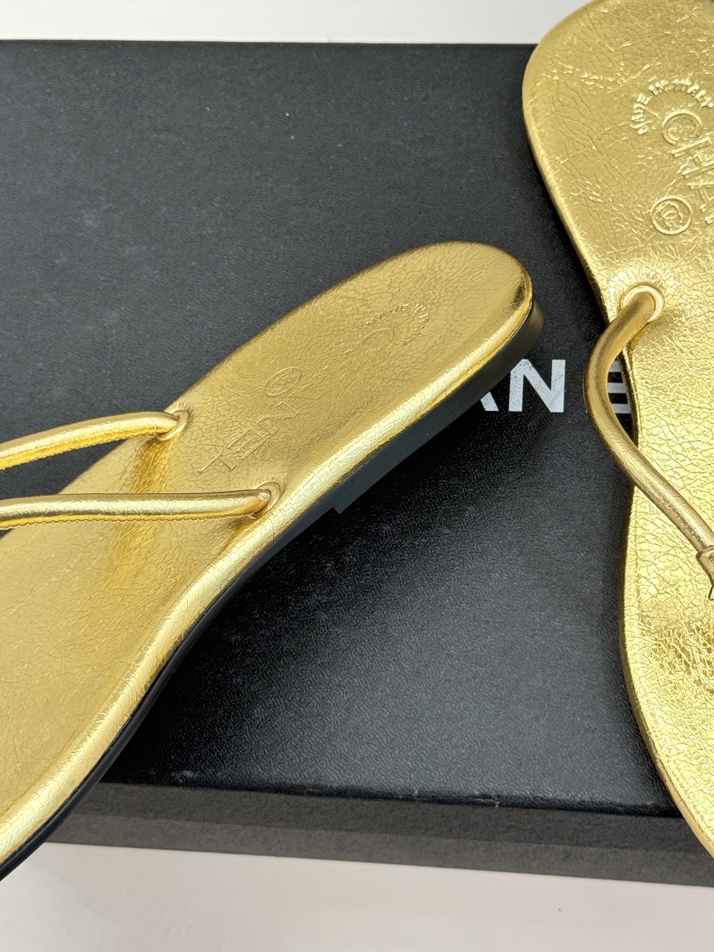 CHANE*｜小香26S双C极简度假风人字拖鞋赴一场海岸与日光的约会以极简笔触 书写度假奢雅新章。利落夹