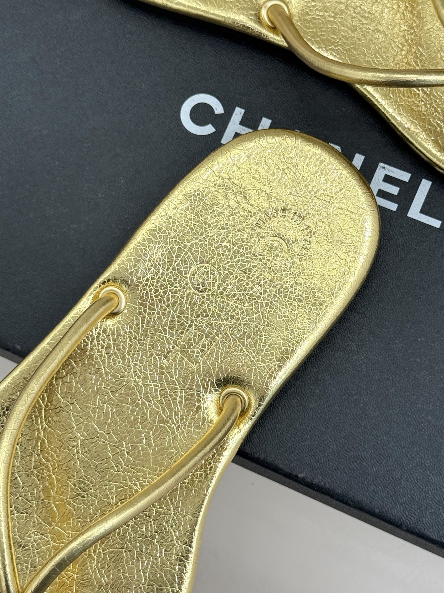 CHANE*｜小香26S双C极简度假风人字拖鞋赴一场海岸与日光的约会以极简笔触 书写度假奢雅新章。利落夹