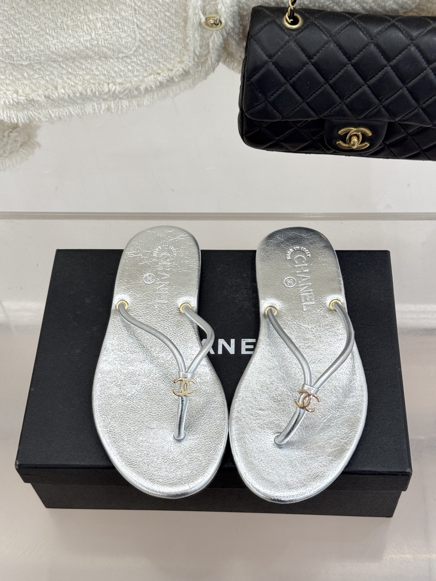 CHANE*｜小香26S双C极简度假风人字拖鞋赴一场海岸与日光的约会以极简笔触 书写度假奢雅新章。利落夹