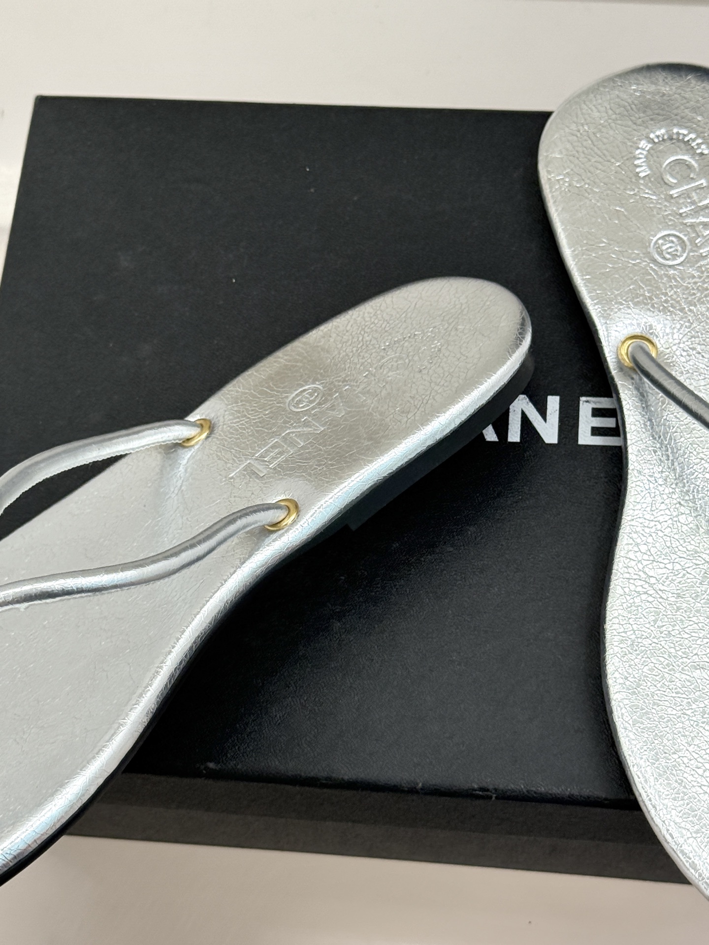 CHANE*｜小香26S双C极简度假风人字拖鞋赴一场海岸与日光的约会以极简笔触 书写度假奢雅新章。利落夹