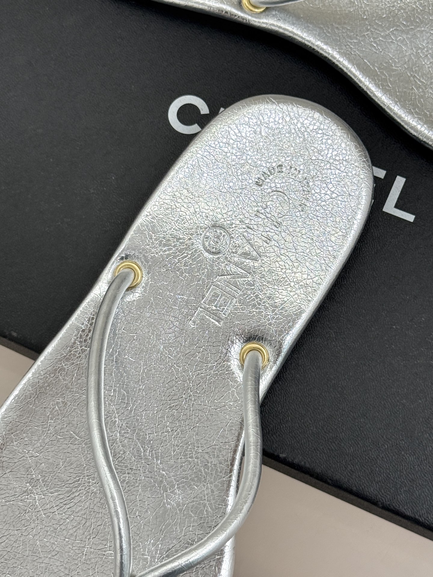 CHANE*｜小香26S双C极简度假风人字拖鞋赴一场海岸与日光的约会以极简笔触 书写度假奢雅新章。利落夹