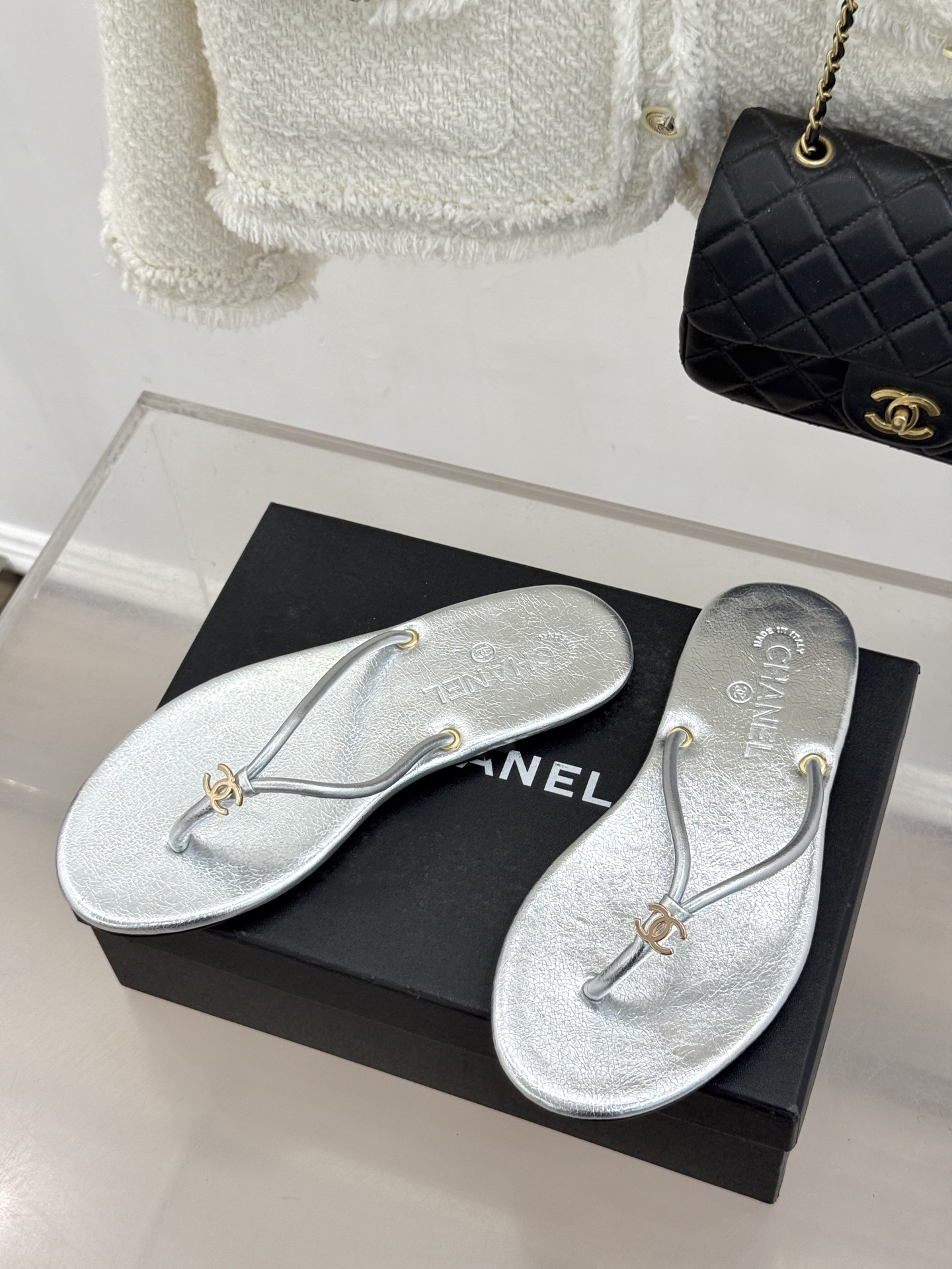 CHANE*｜小香26S双C极简度假风人字拖鞋赴一场海岸与日光的约会以极简笔触 书写度假奢雅新章。利落夹