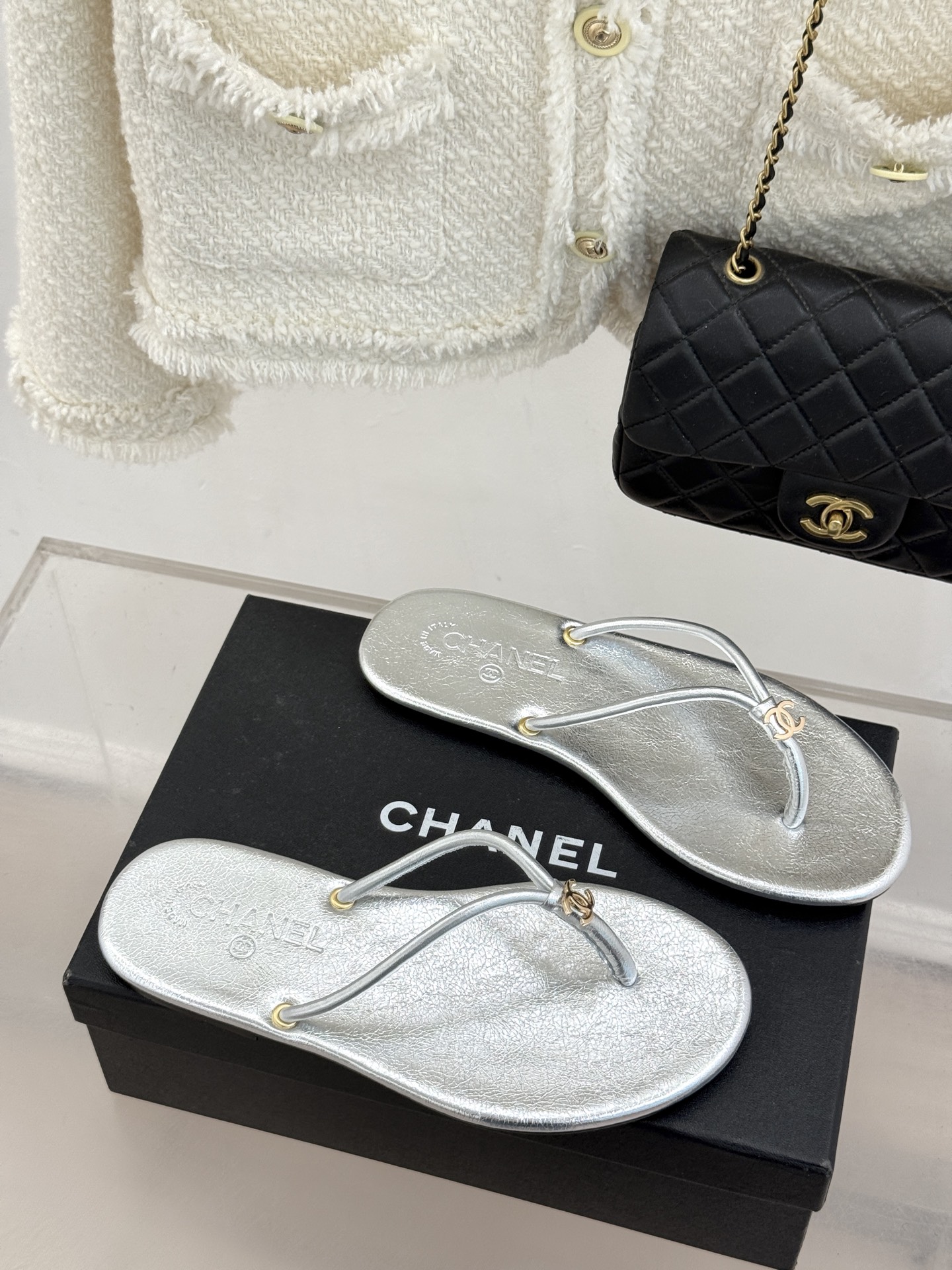 CHANE*｜小香26S双C极简度假风人字拖鞋赴一场海岸与日光的约会以极简笔触 书写度假奢雅新章。利落夹