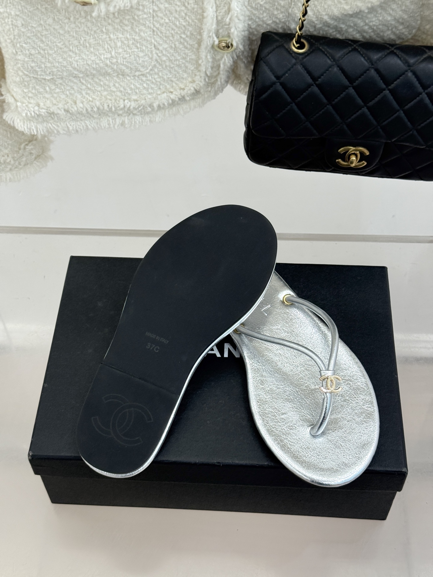 CHANE*｜小香26S双C极简度假风人字拖鞋赴一场海岸与日光的约会以极简笔触 书写度假奢雅新章。利落夹