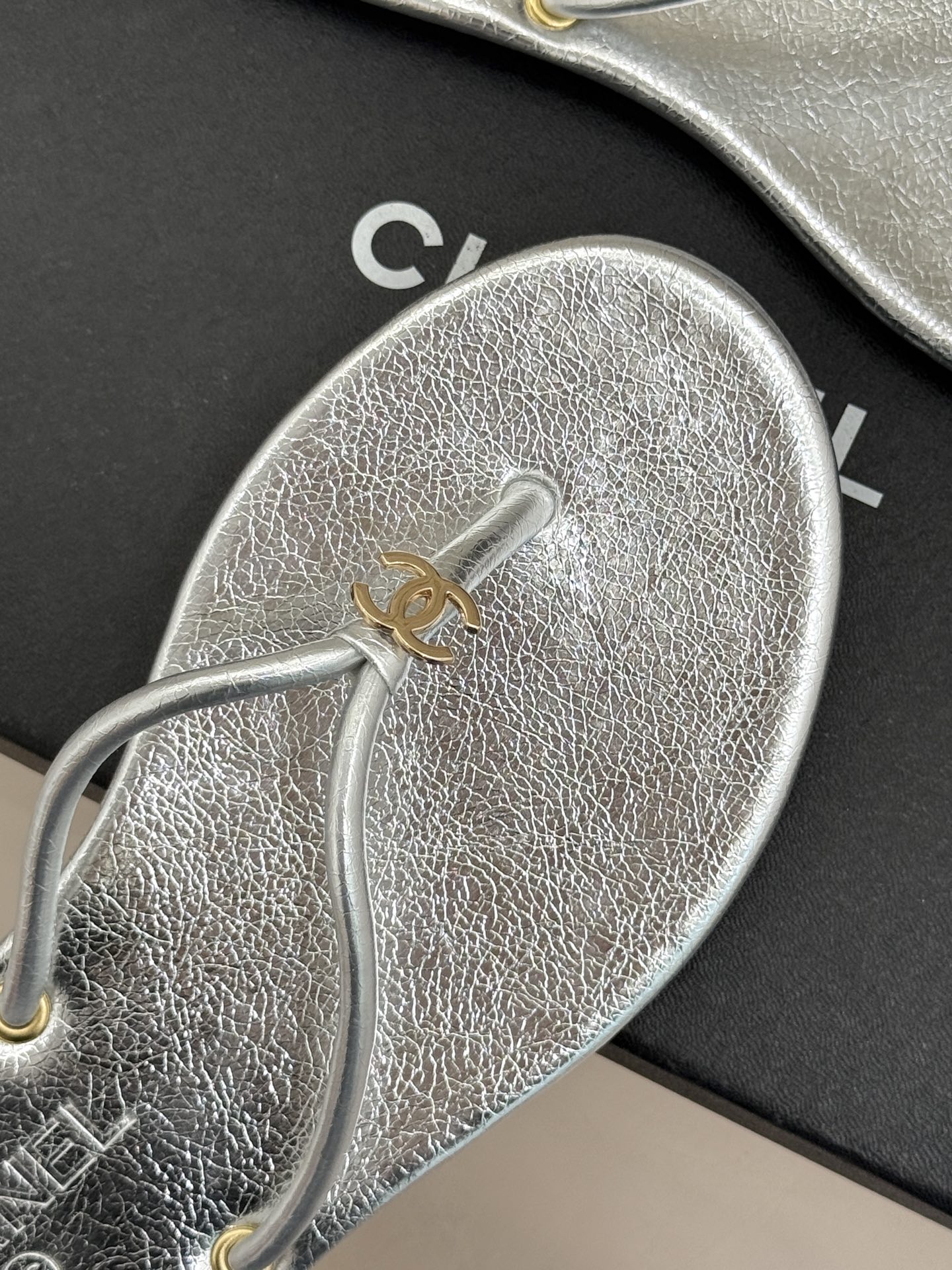 CHANE*｜小香26S双C极简度假风人字拖鞋赴一场海岸与日光的约会以极简笔触 书写度假奢雅新章。利落夹