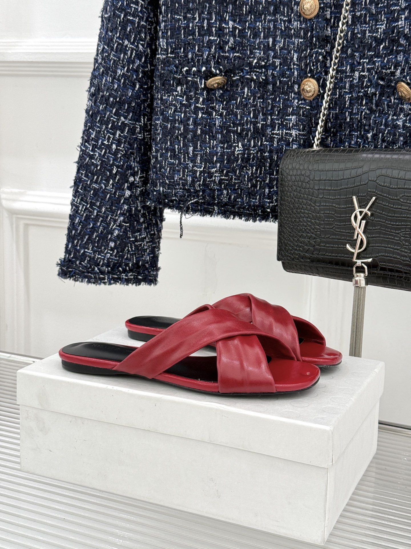 Khaite 26WF新品极简交叉带平底粗跟拖鞋以“情绪极简”重塑慵懒格调。利落交叉带简约利落 无多余装