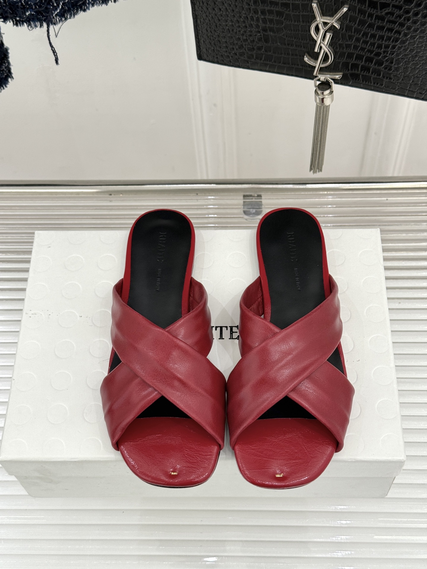 Khaite 26WF新品极简交叉带平底粗跟拖鞋以“情绪极简”重塑慵懒格调。利落交叉带简约利落 无多余装