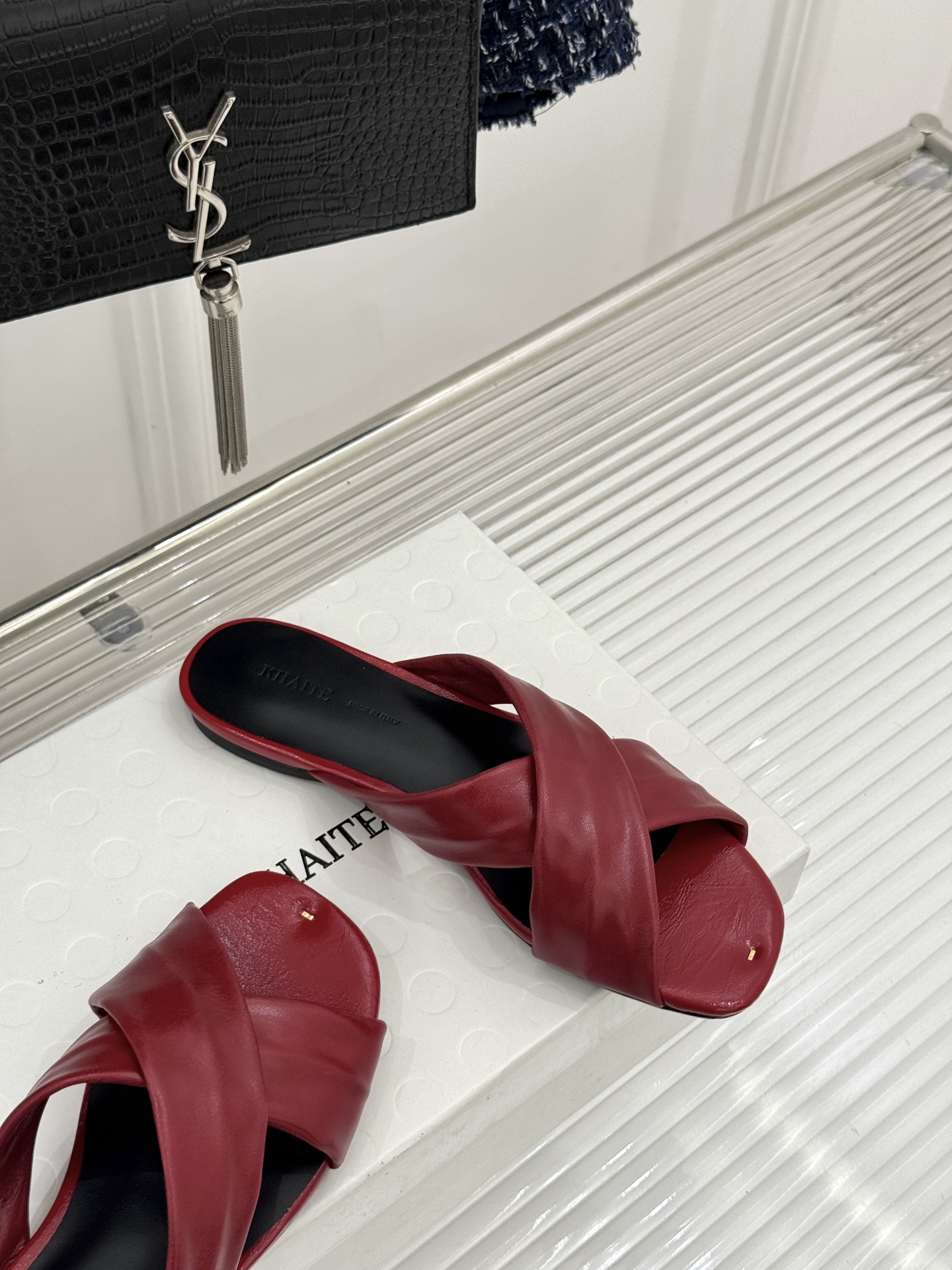 Khaite 26WF新品极简交叉带平底粗跟拖鞋以“情绪极简”重塑慵懒格调。利落交叉带简约利落 无多余装