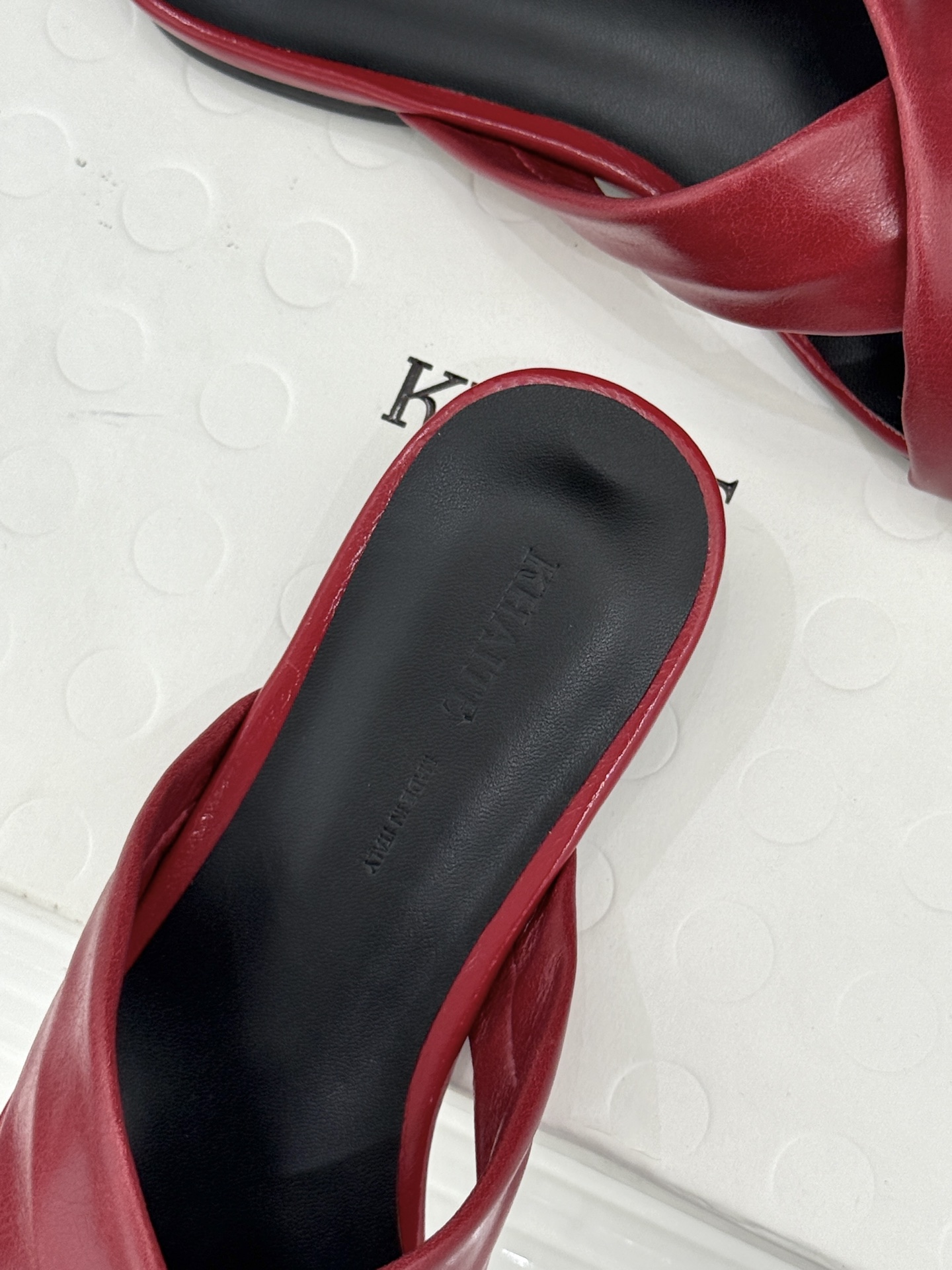 Khaite 26WF新品极简交叉带平底粗跟拖鞋以“情绪极简”重塑慵懒格调。利落交叉带简约利落 无多余装