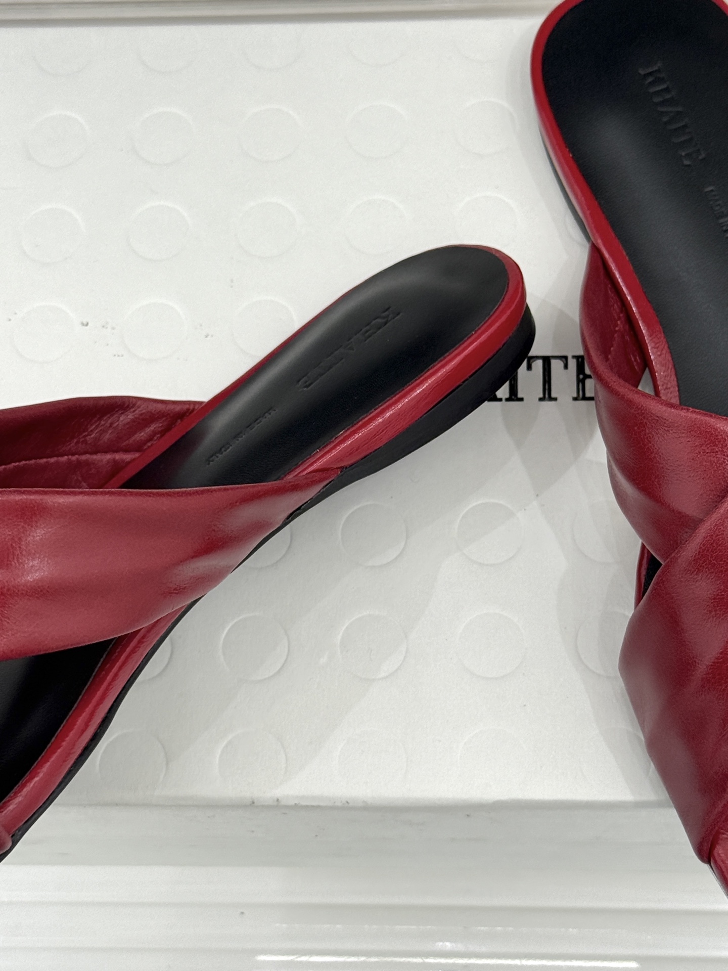 Khaite 26WF新品极简交叉带平底粗跟拖鞋以“情绪极简”重塑慵懒格调。利落交叉带简约利落 无多余装