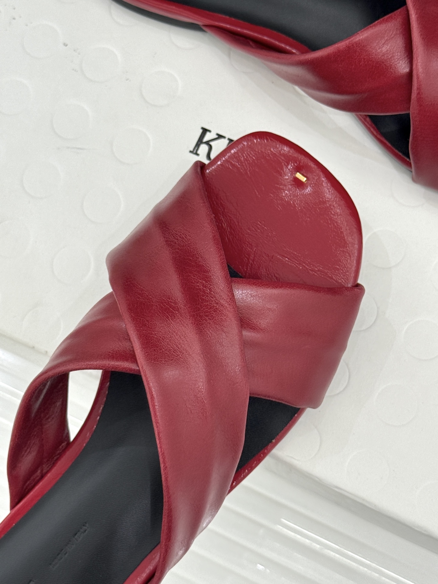 Khaite 26WF新品极简交叉带平底粗跟拖鞋以“情绪极简”重塑慵懒格调。利落交叉带简约利落 无多余装