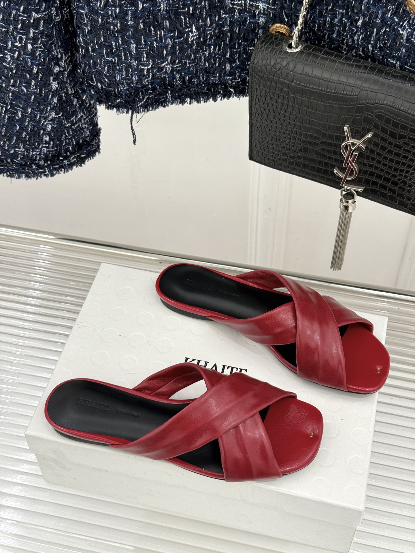 Khaite 26WF新品极简交叉带平底粗跟拖鞋以“情绪极简”重塑慵懒格调。利落交叉带简约利落 无多余装