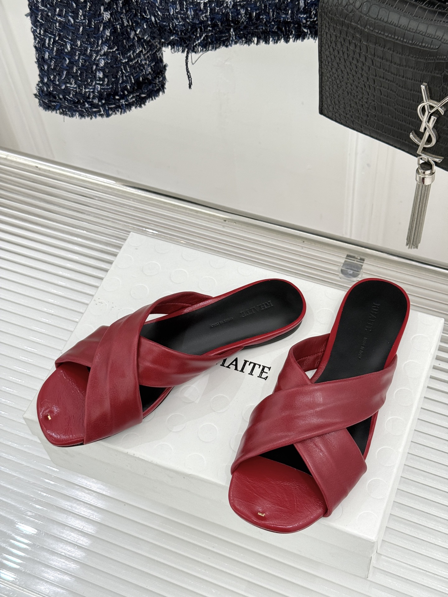 Khaite 26WF新品极简交叉带平底粗跟拖鞋以“情绪极简”重塑慵懒格调。利落交叉带简约利落 无多余装